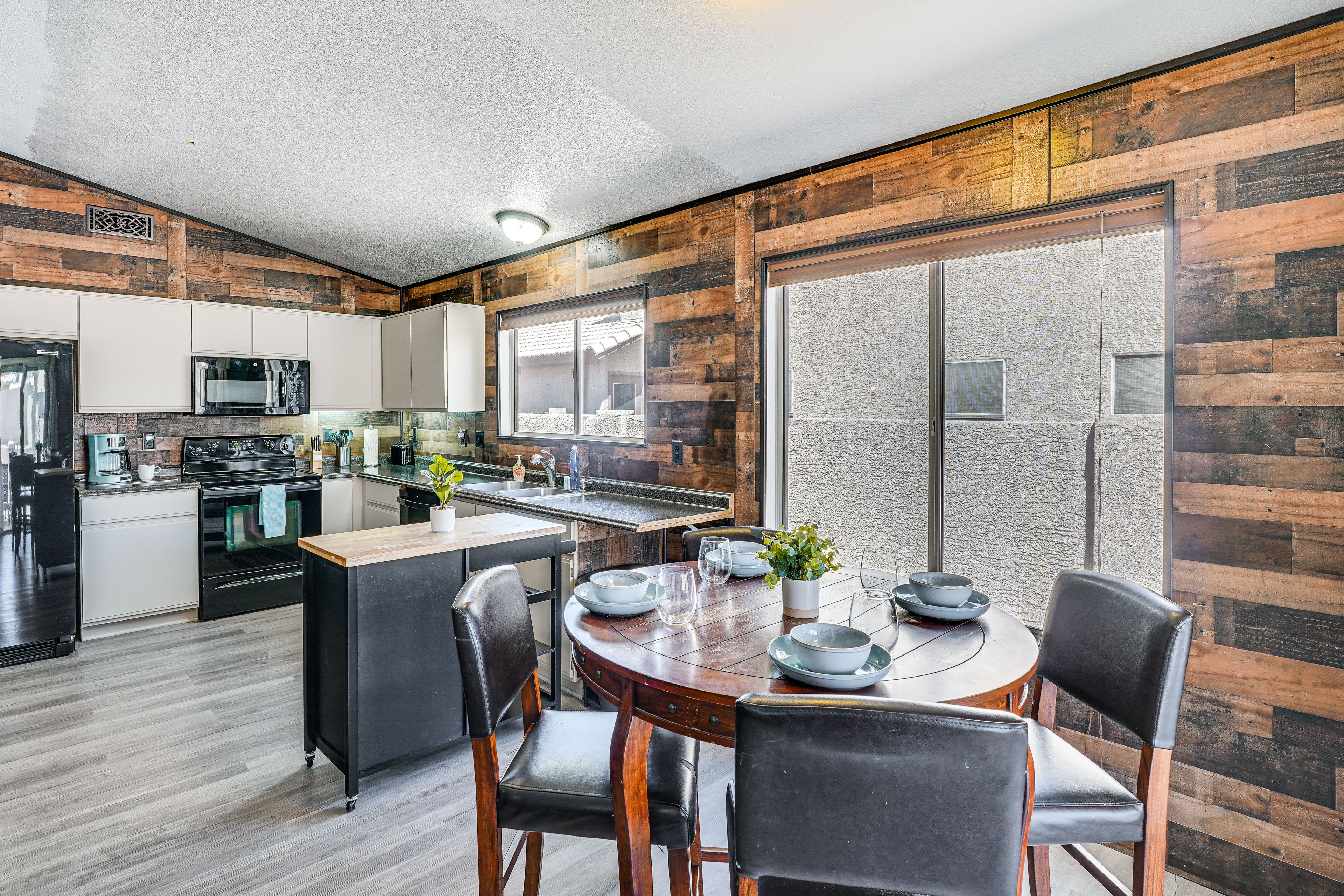 Dining Area | Dishes & Flatware Provided