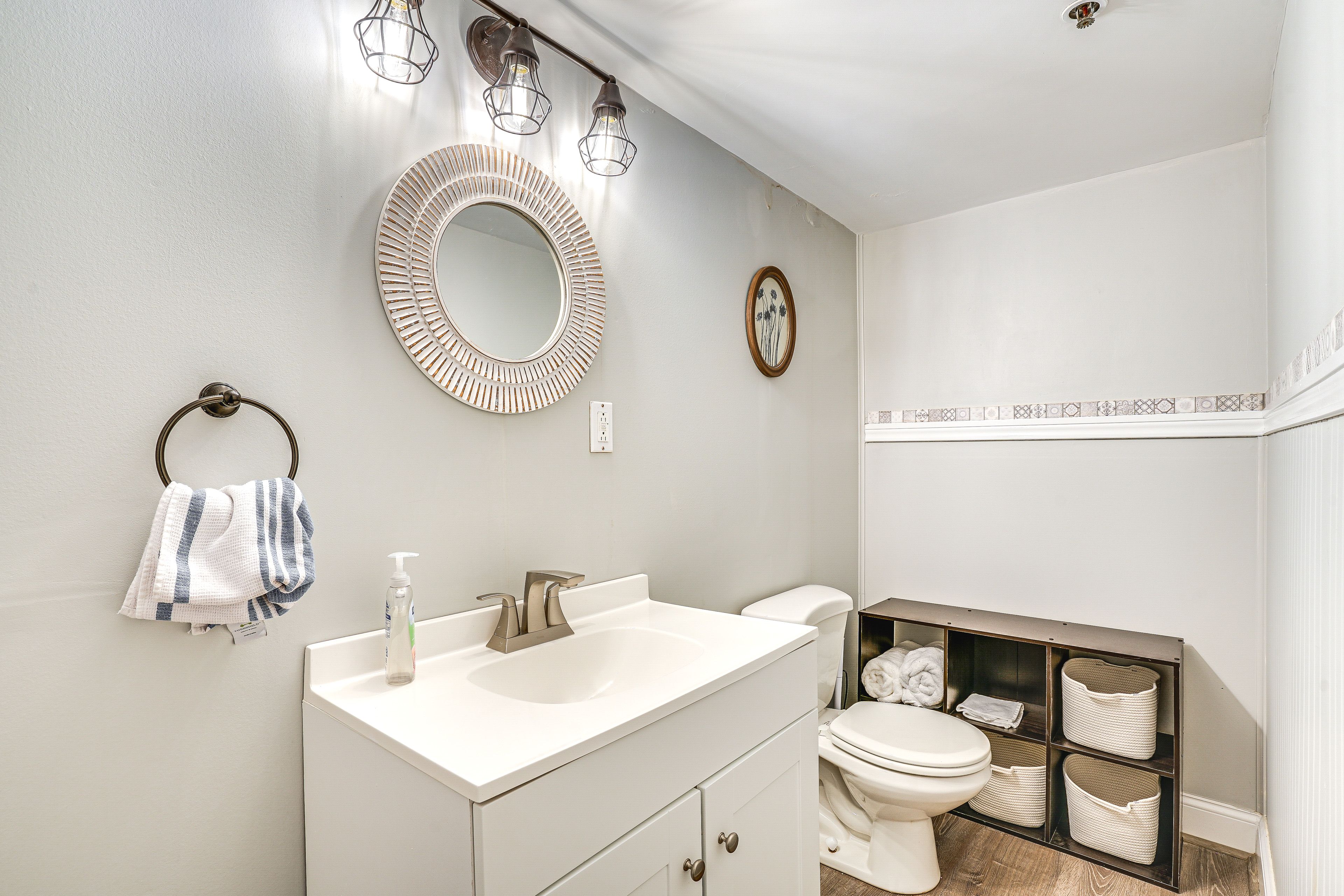 Full Bathroom | Complimentary Toiletries | Upper Level
