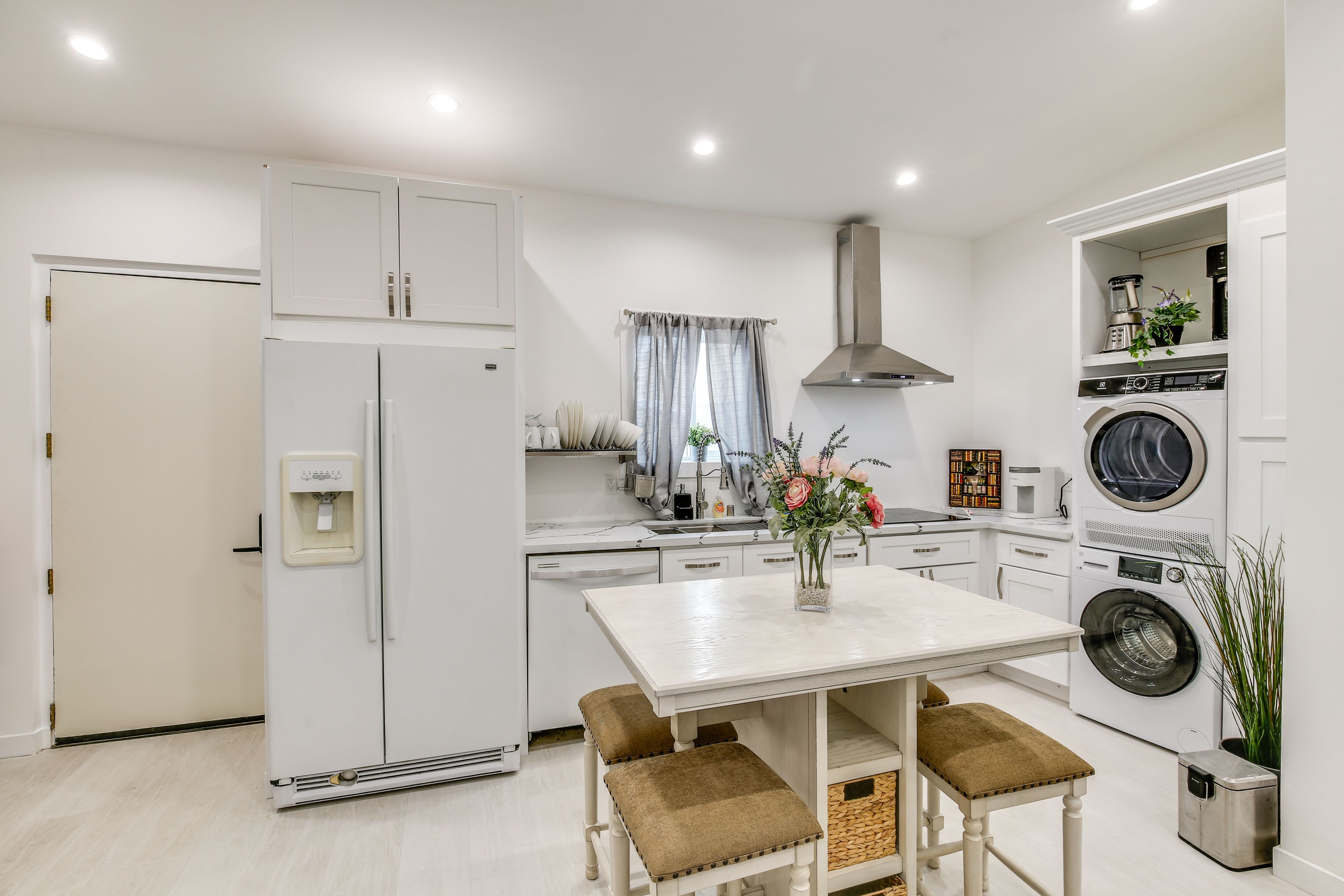 Dining Area | Dishware & Flatware Provided
