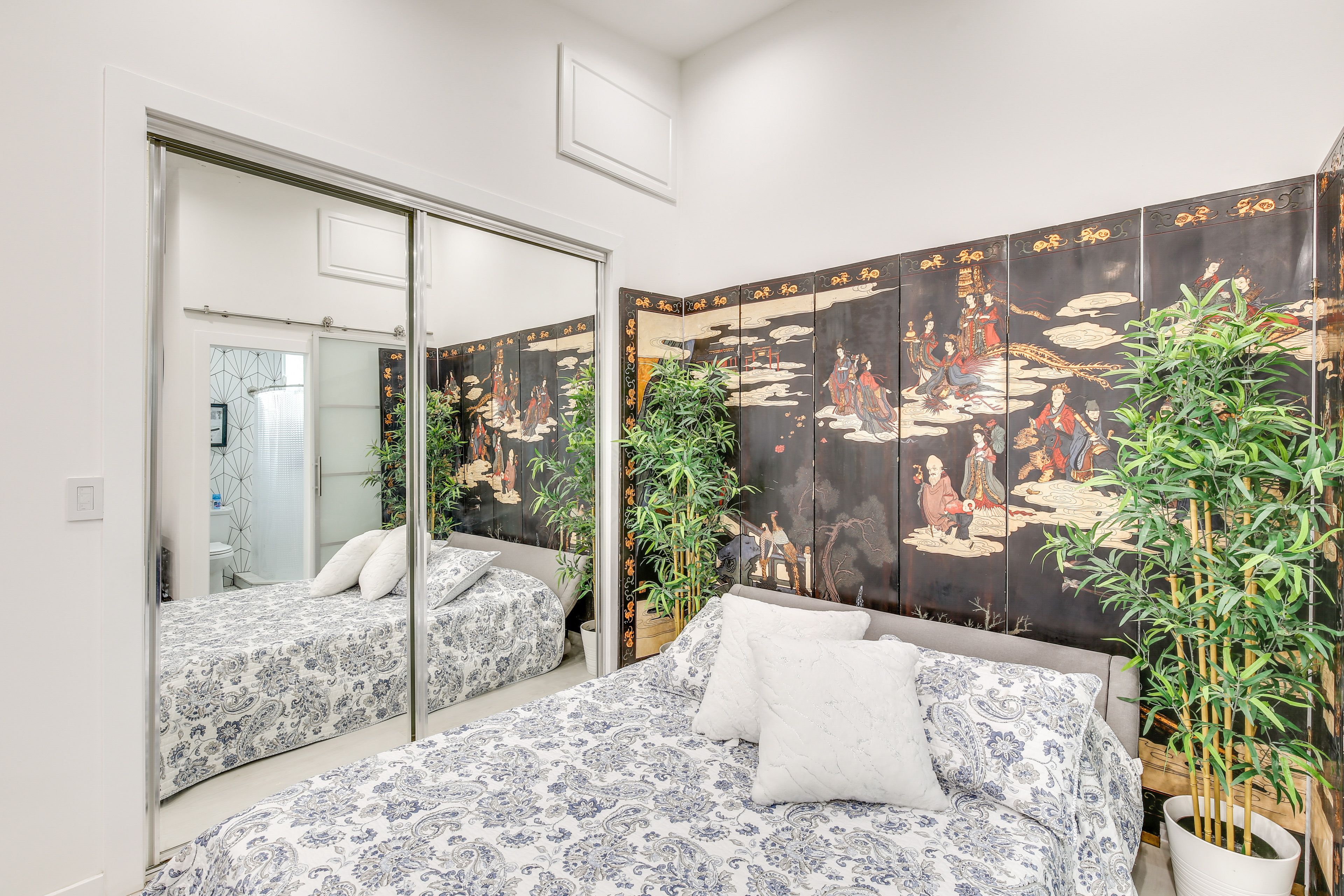 Studio | Queen Bed | Linens Provided