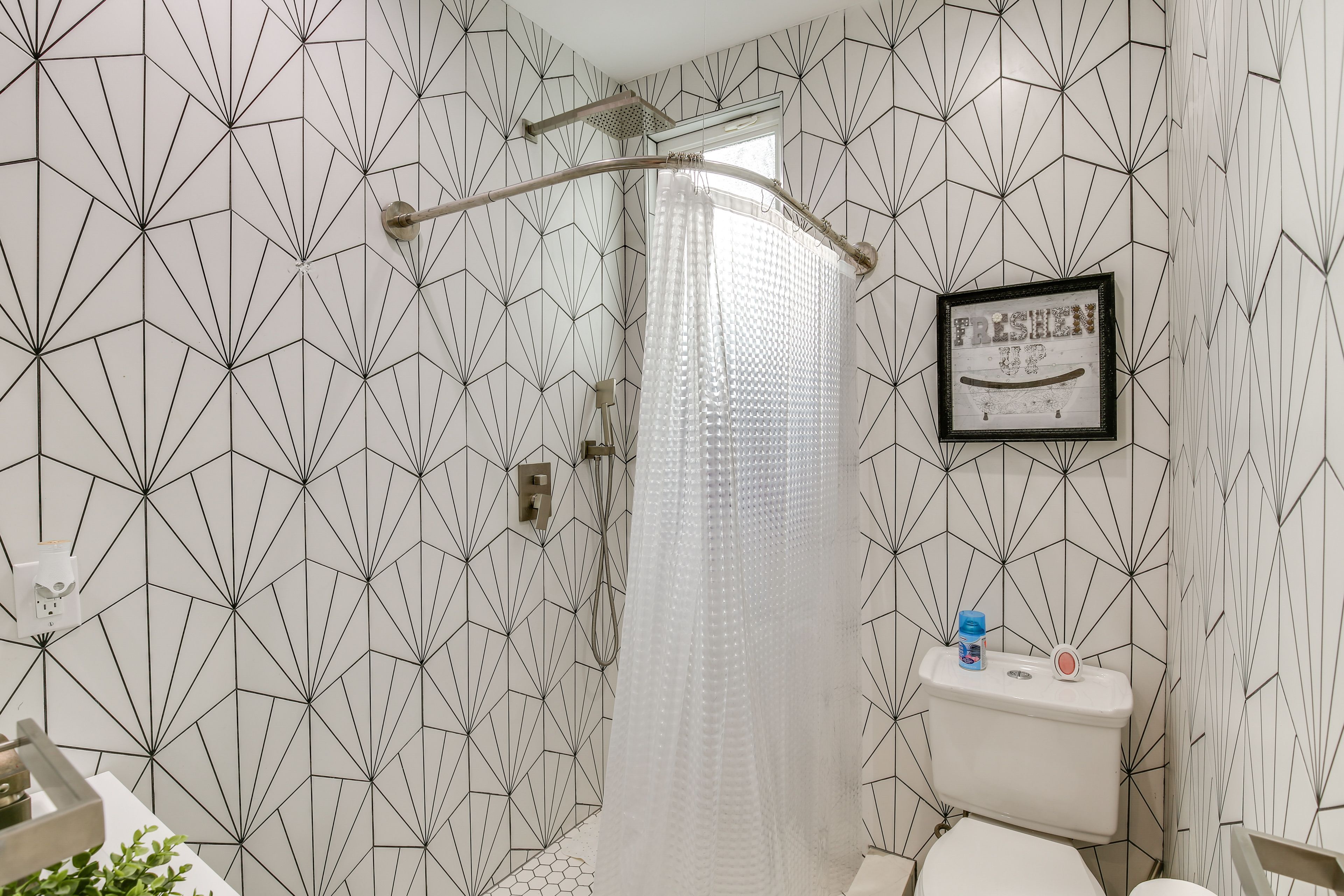 Full Bathroom | Towels Provided