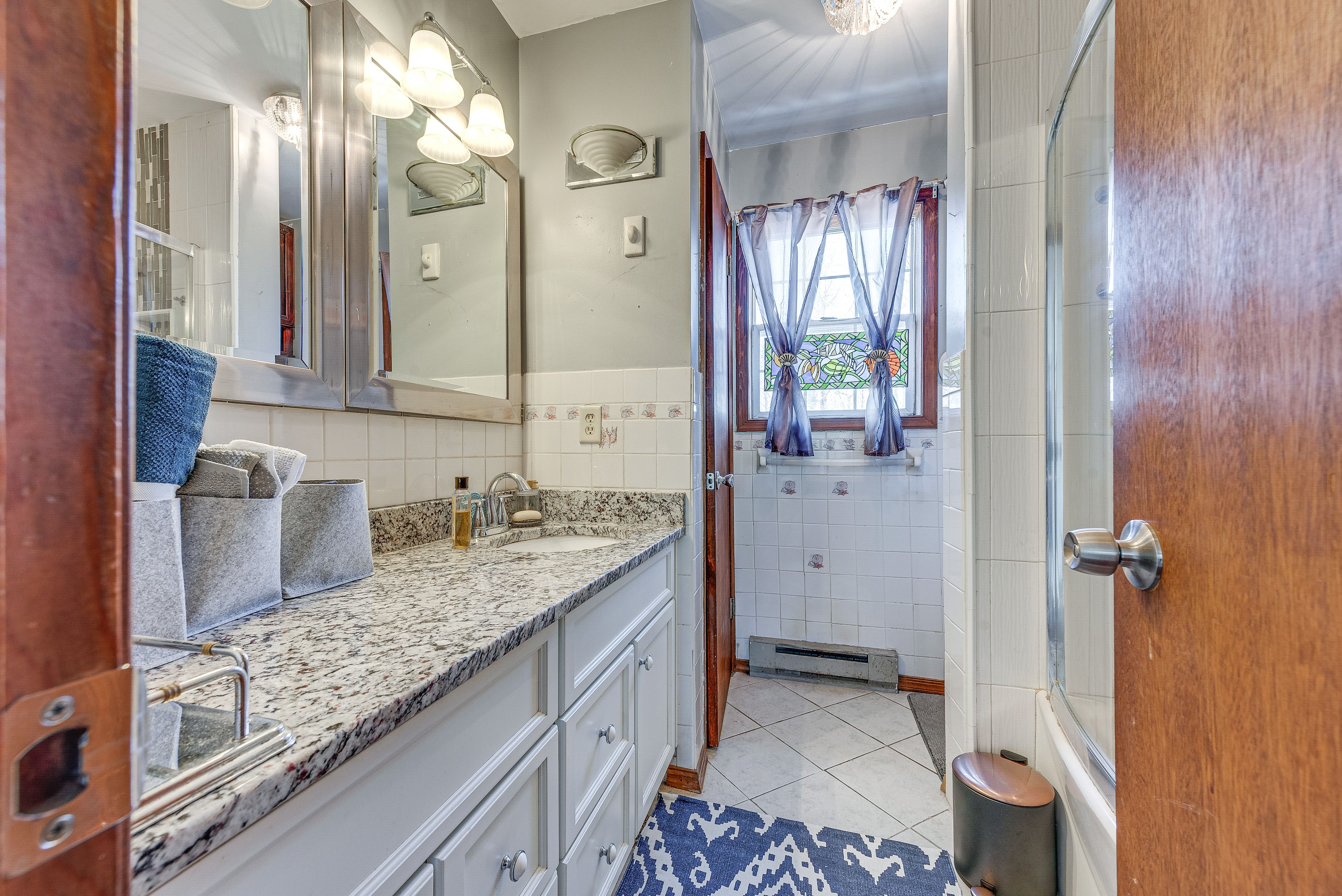 Full Bathroom | Towels Provided | 2nd Floor