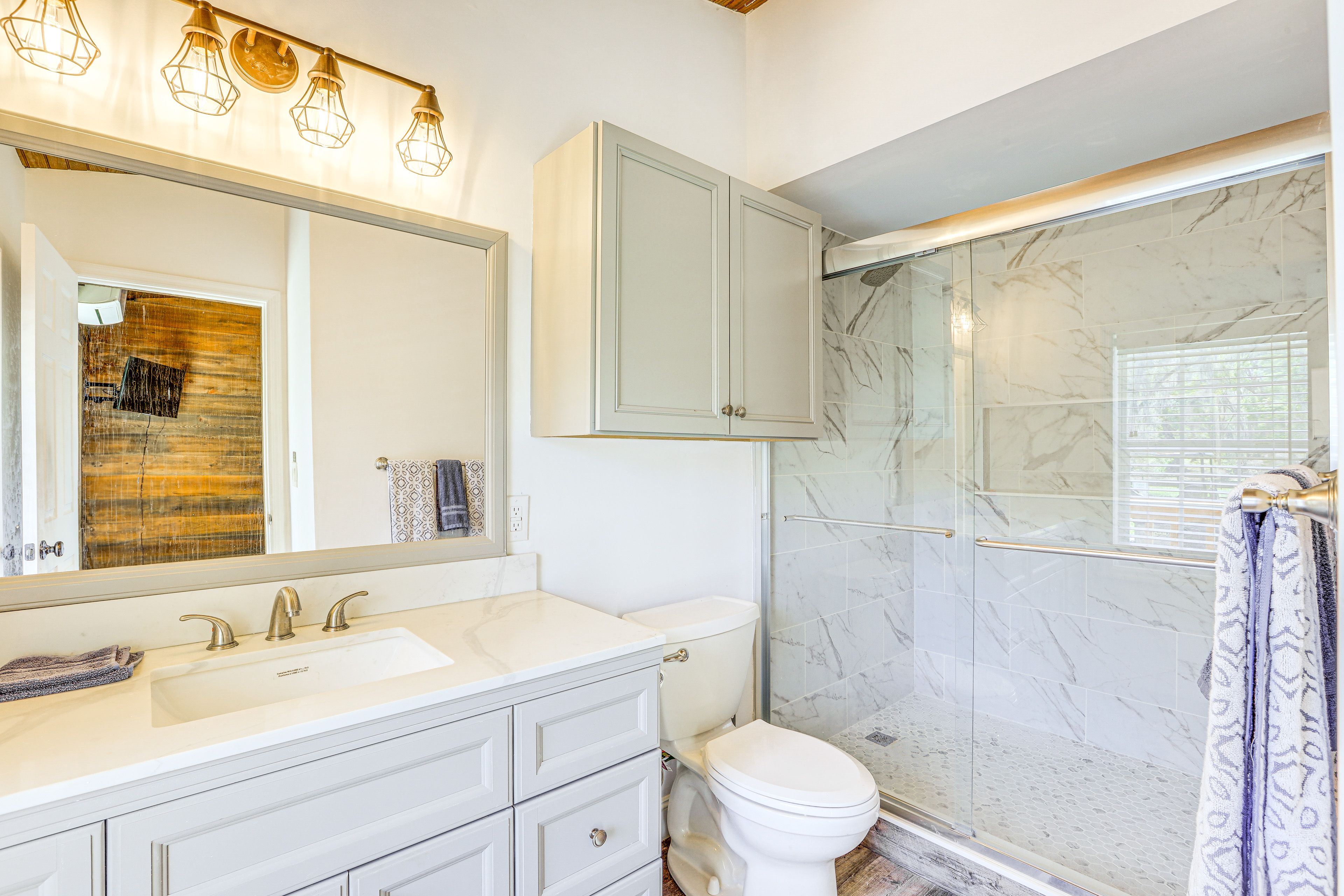 Full Bathroom | Complimentary Toiletries | Towels Provided
