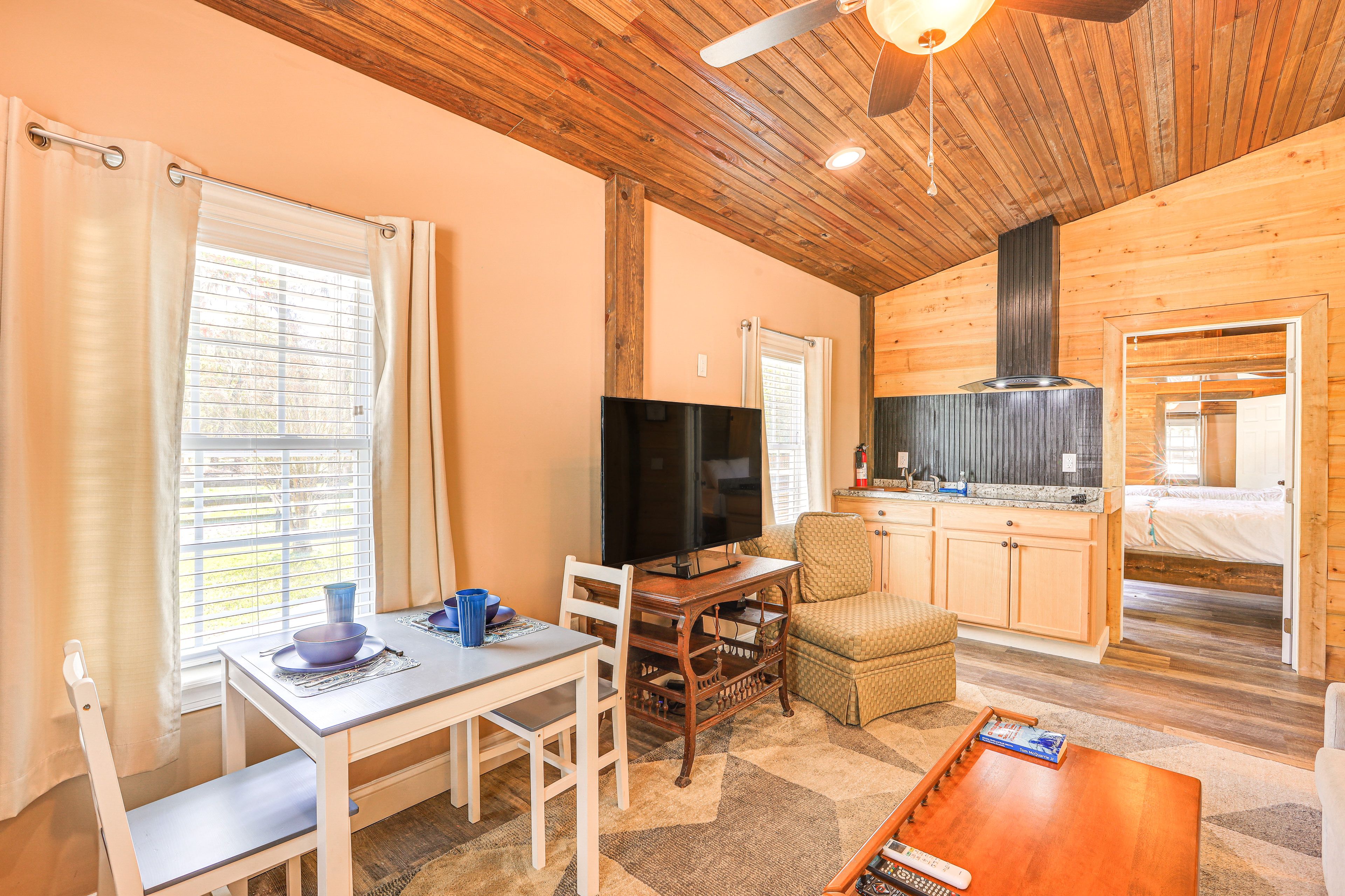 Dining Area | Dishware/Flatware Provided | Free WiFi