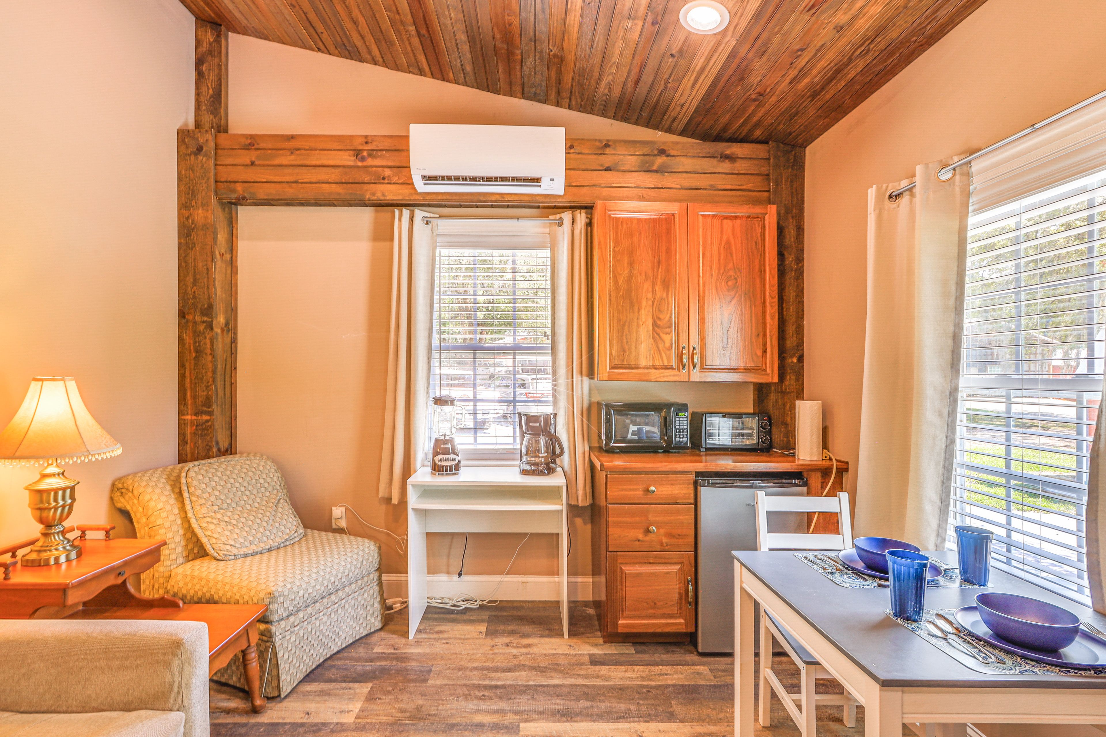 Kitchenette | Hot Plate | Microwave | Full-Sized Fridge | No Mini Fridge