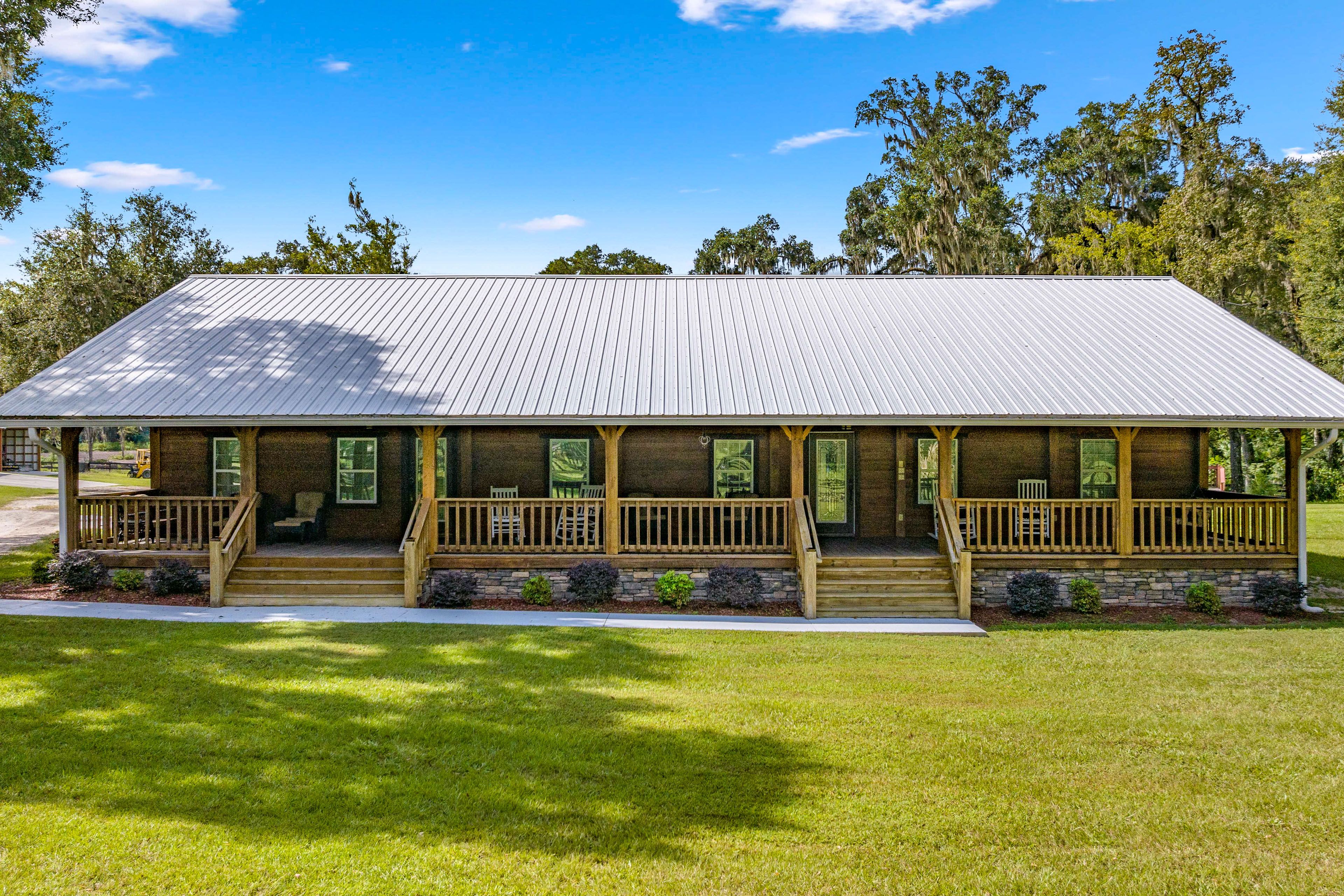 Williston Vacation Rental | 2BR | 2BA | 773 Sq Ft | Stairs Required