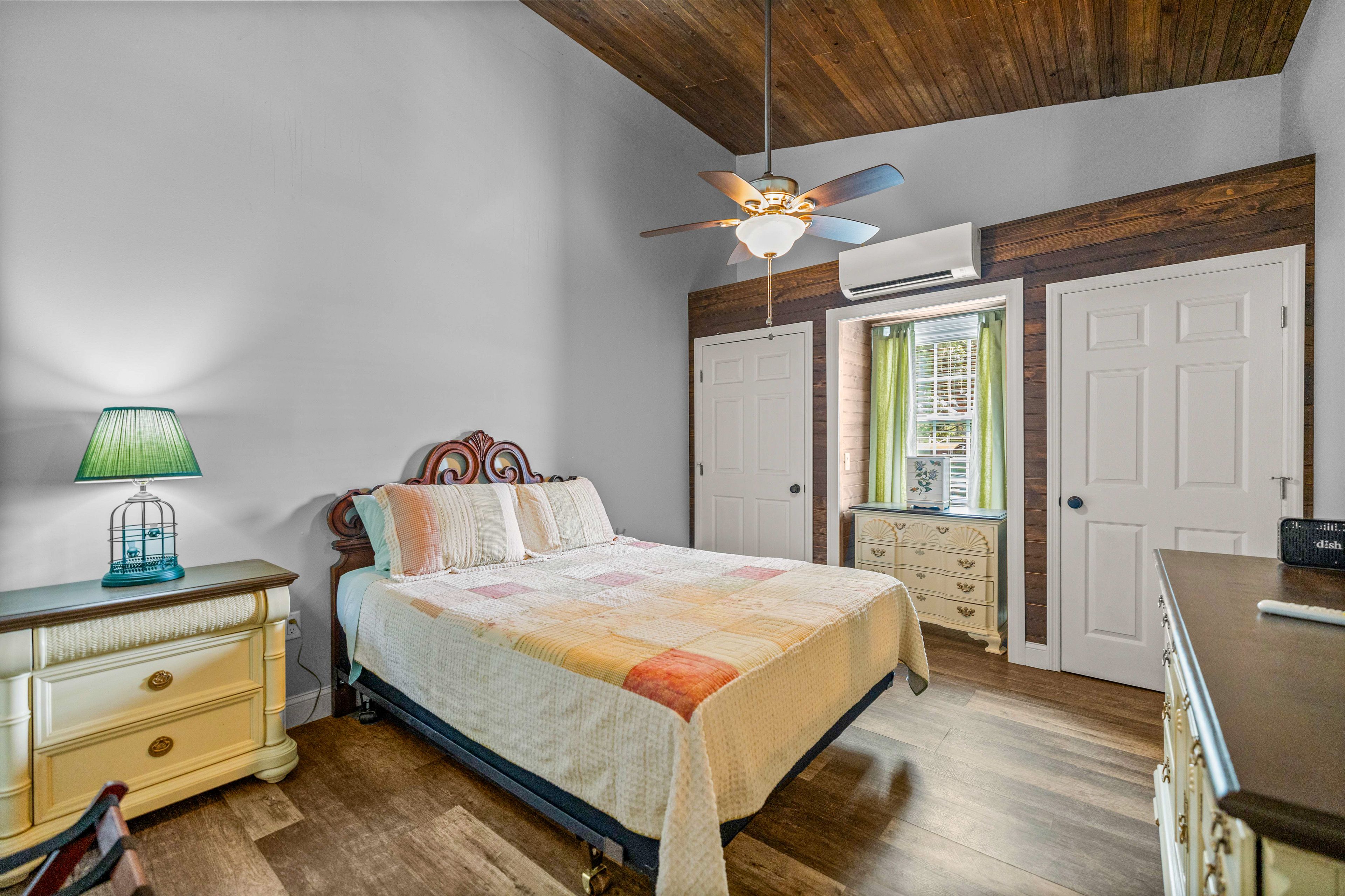 Bedroom 2 | Queen Bed