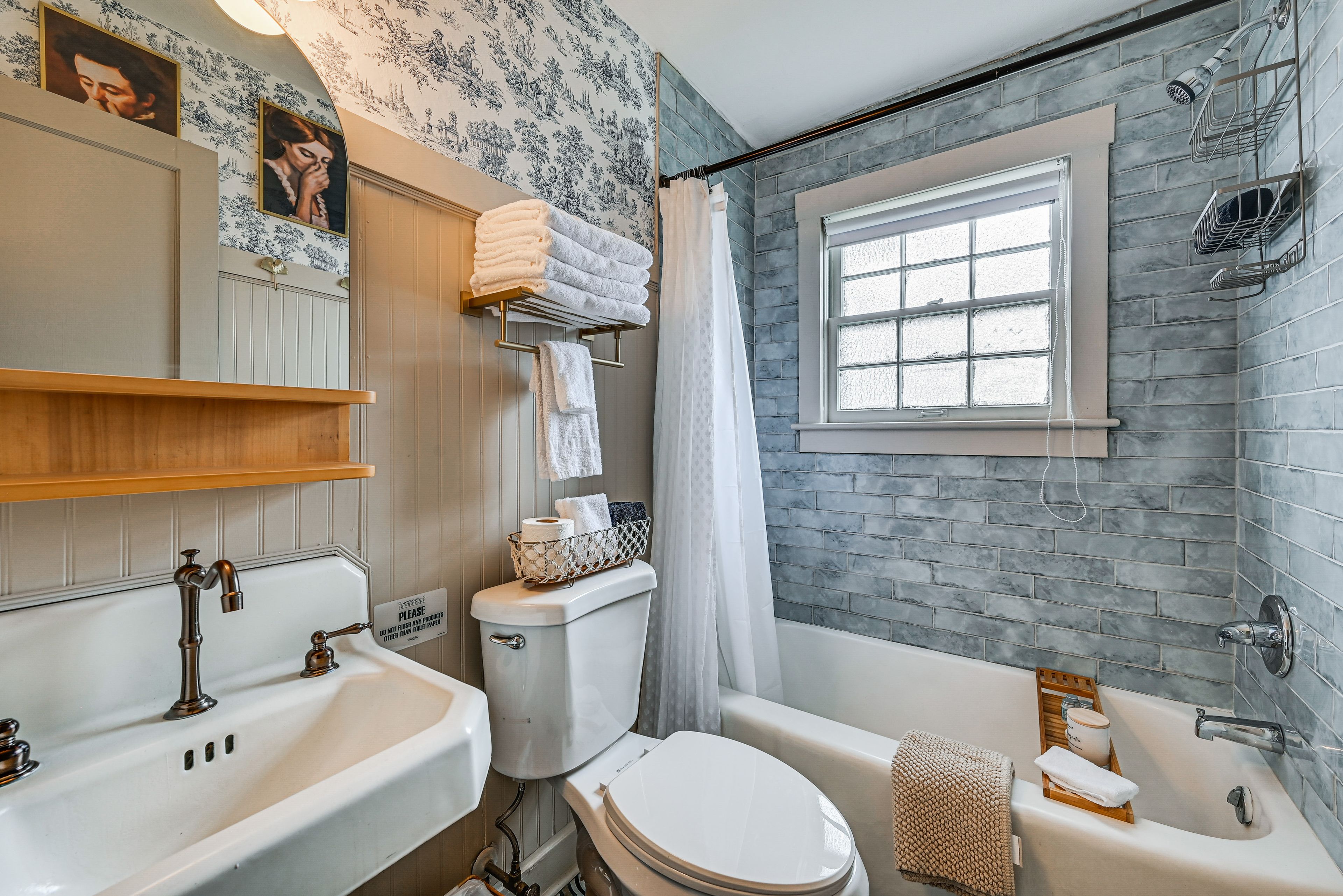 Full Bathroom | Towels Provided | Complimentary Toiletries
