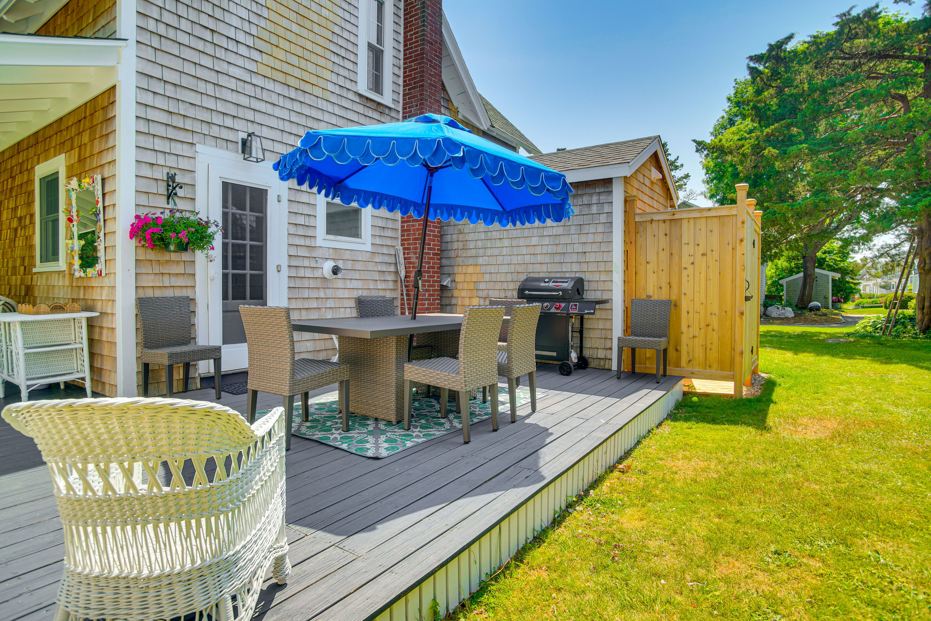 Private Backyard Area | Fire Pit | Dining Area | Outdoor Shower