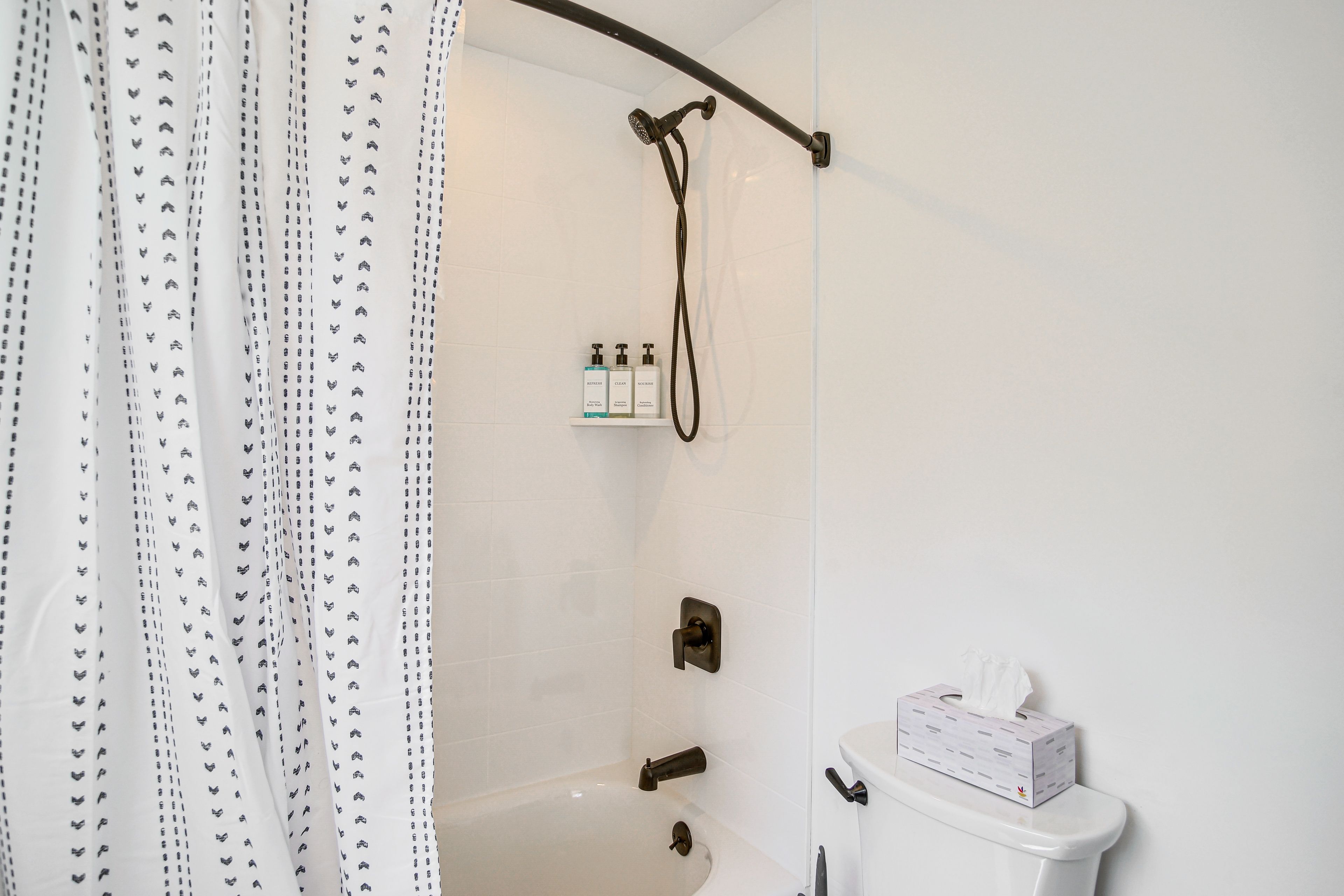 Full Bathroom | 1st Floor | Towels Provided