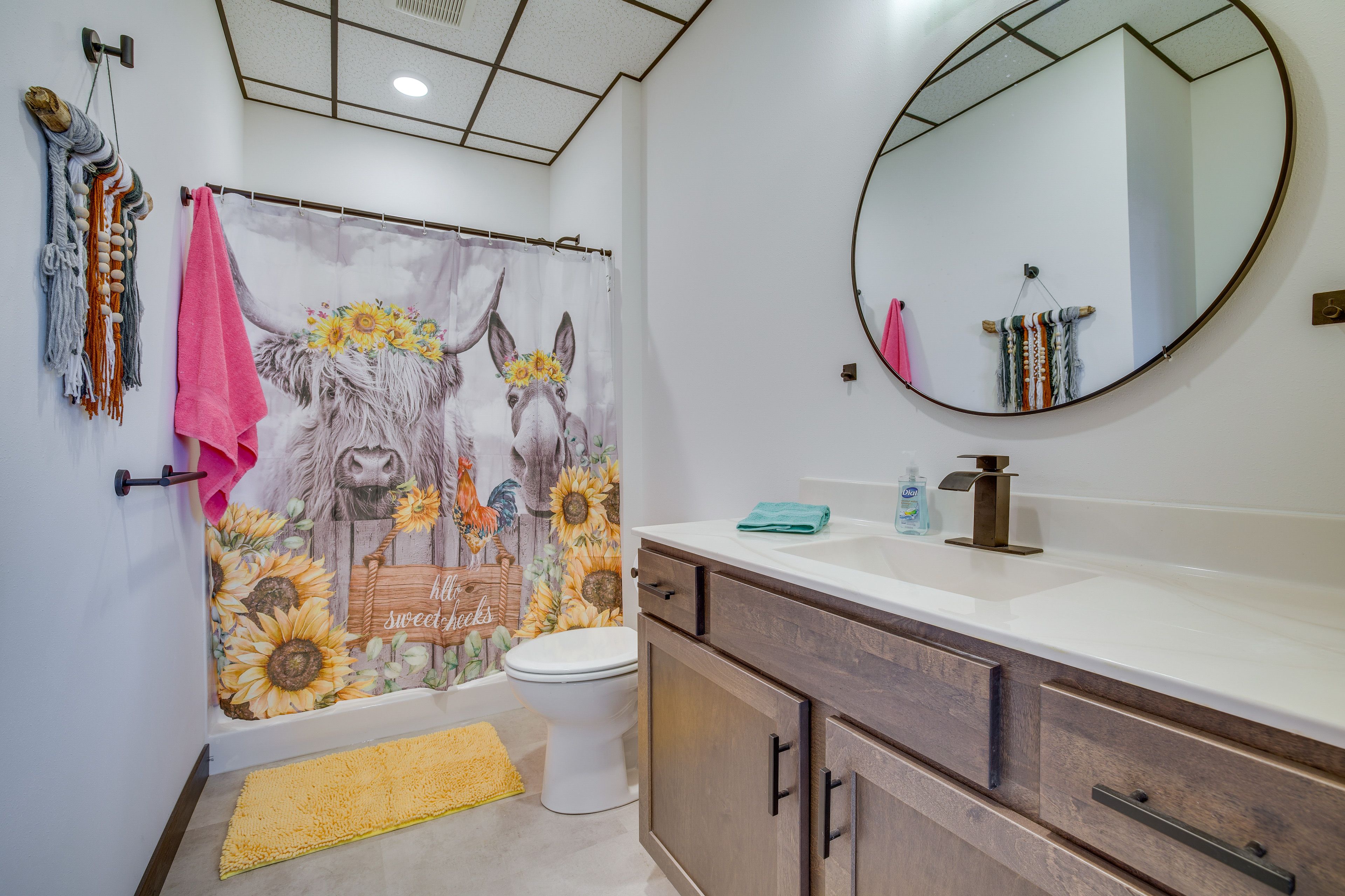 Full Bathroom | Towels Provided