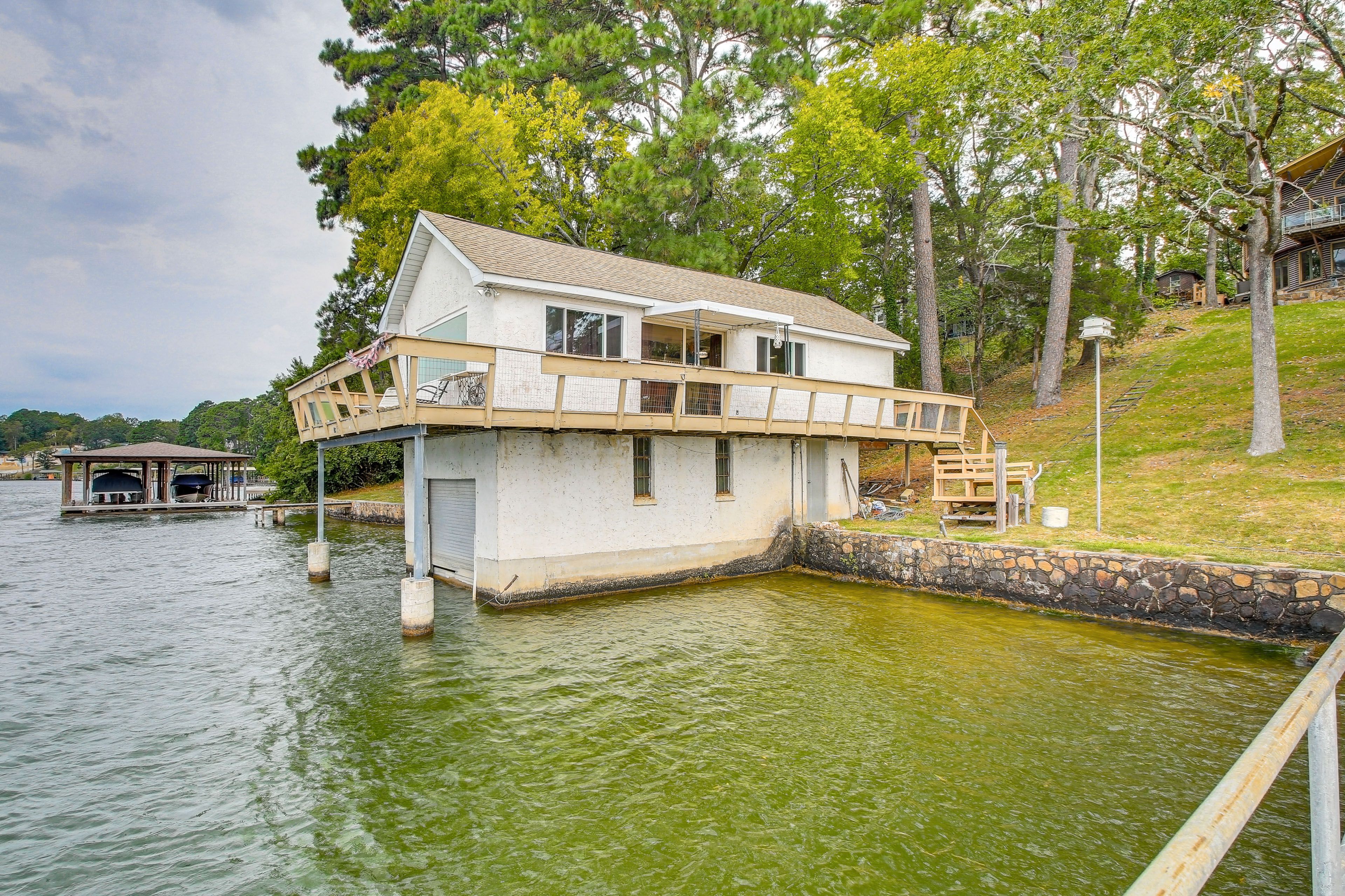 Property Exterior | Single-Story Waterfront Studio