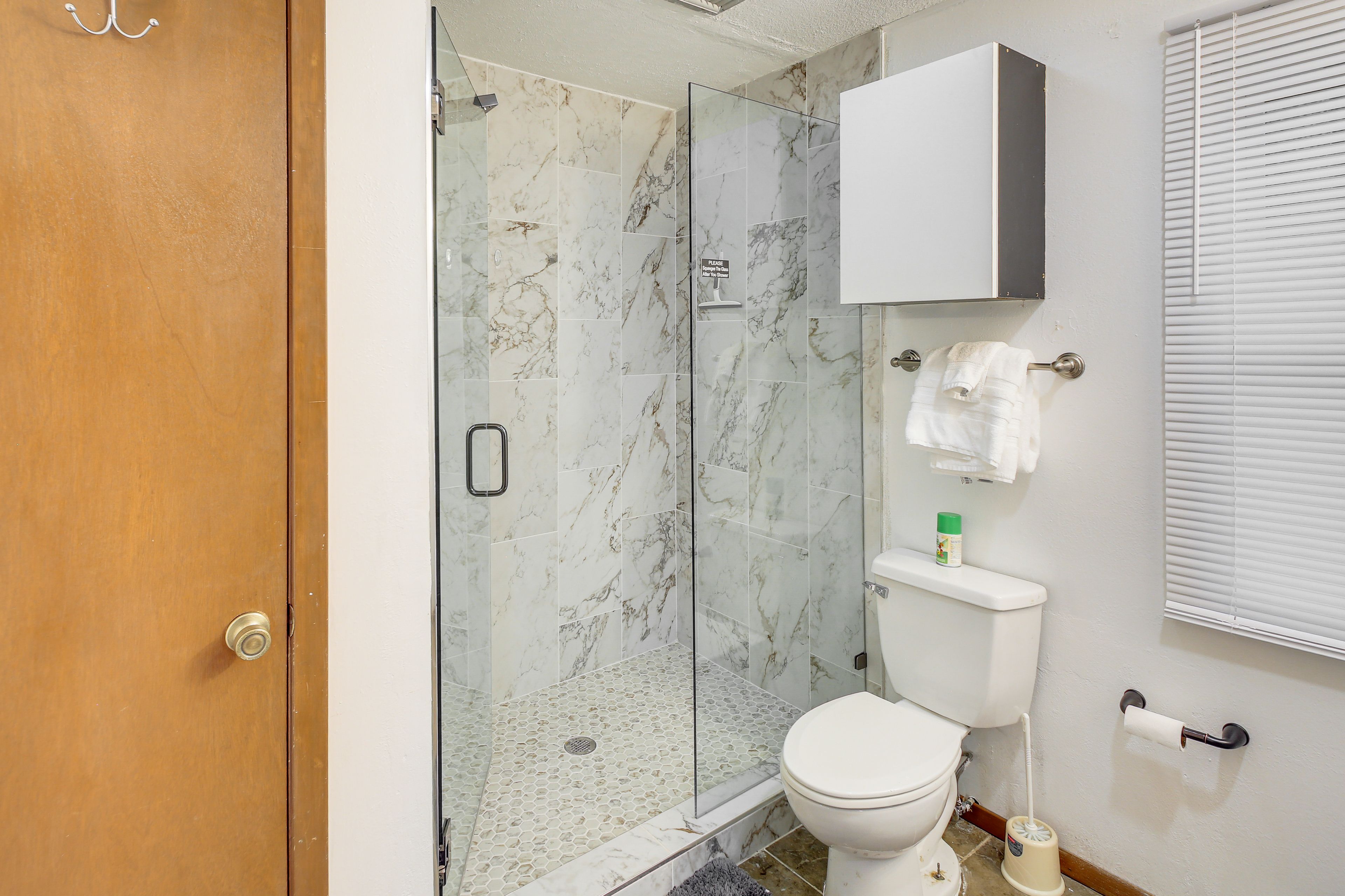 Full Bathroom | Towels Provided