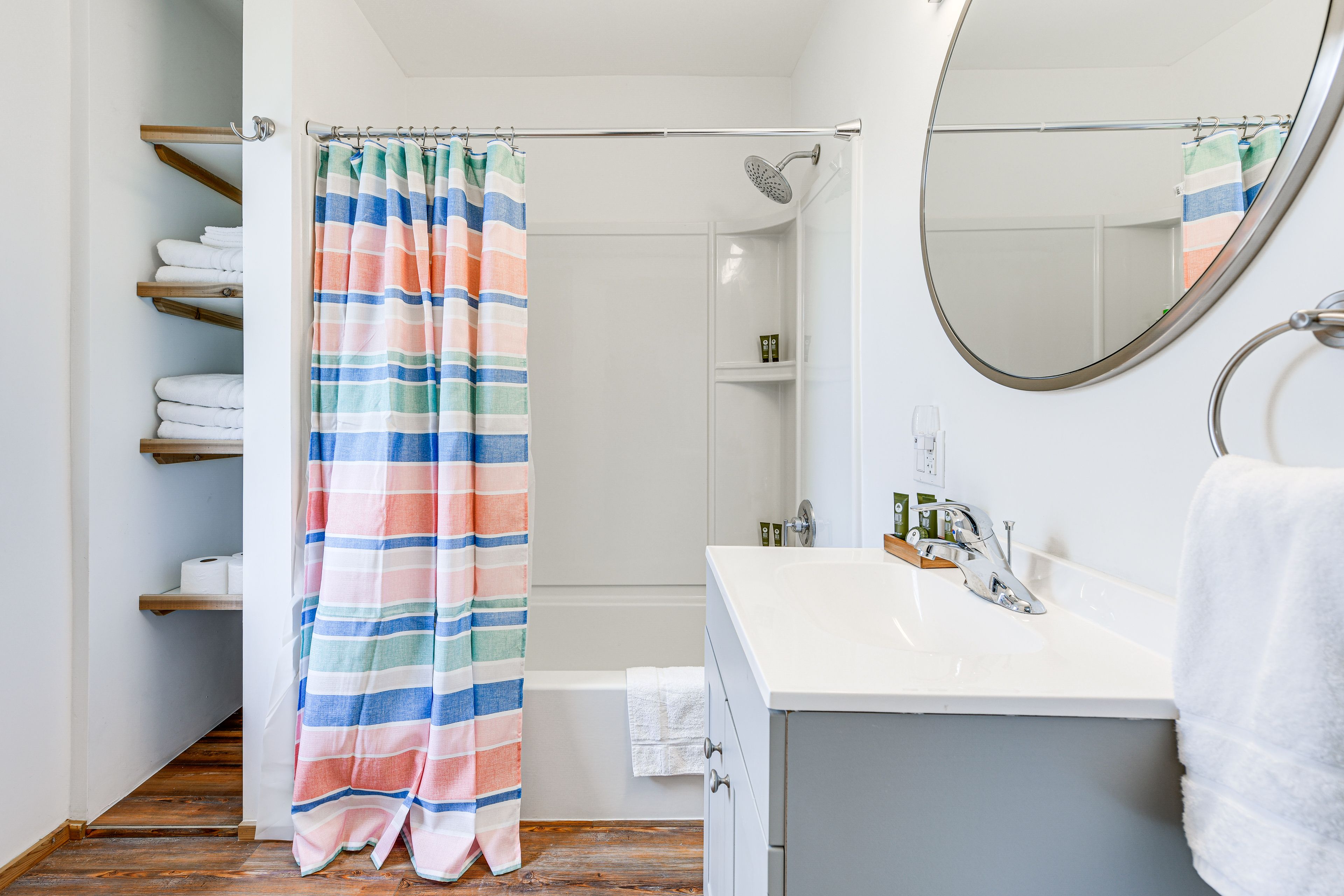 Full Bathroom | Complimentary Toiletries | Towels Provided | 2nd Floor