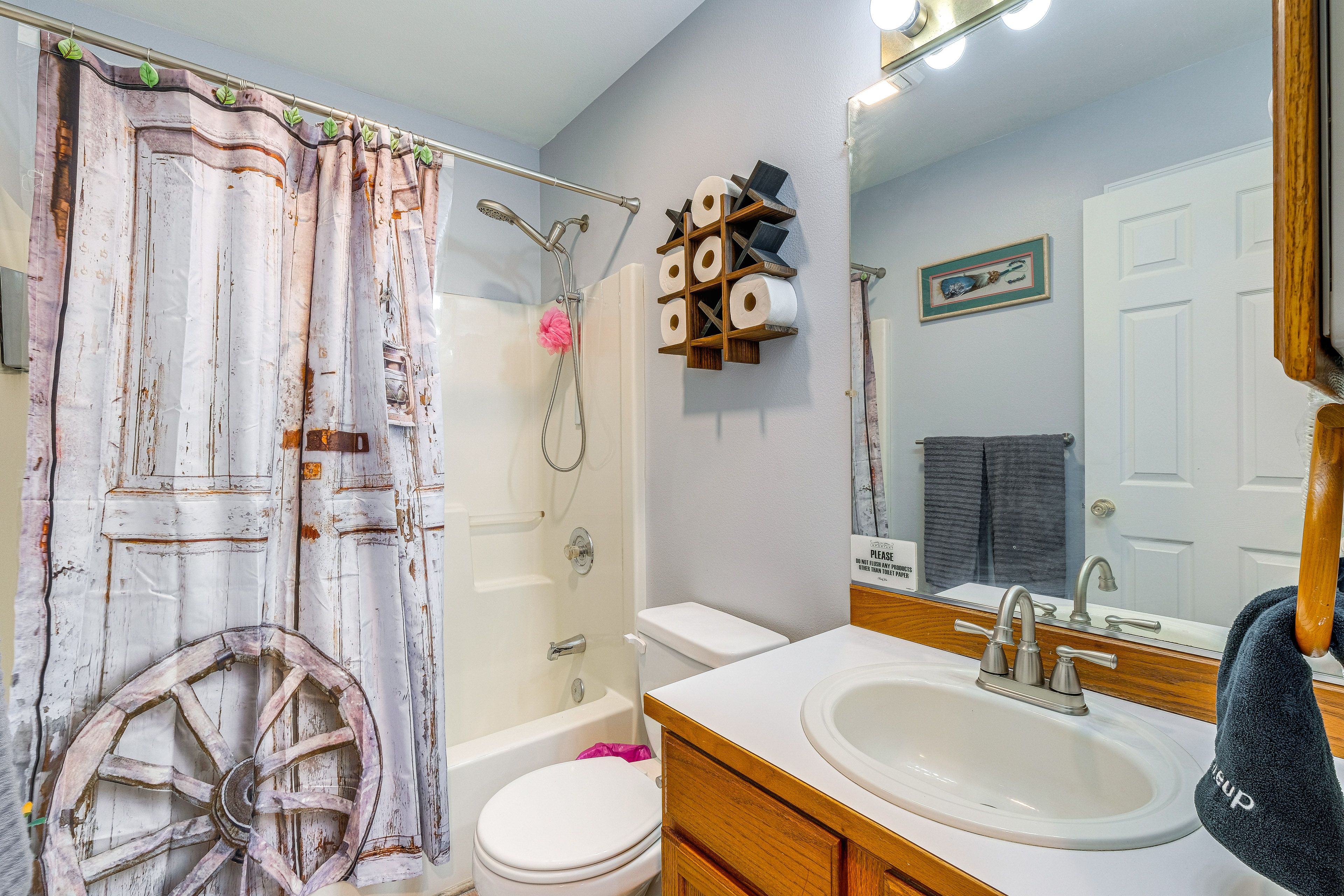 Full Bathroom | Towels Provided