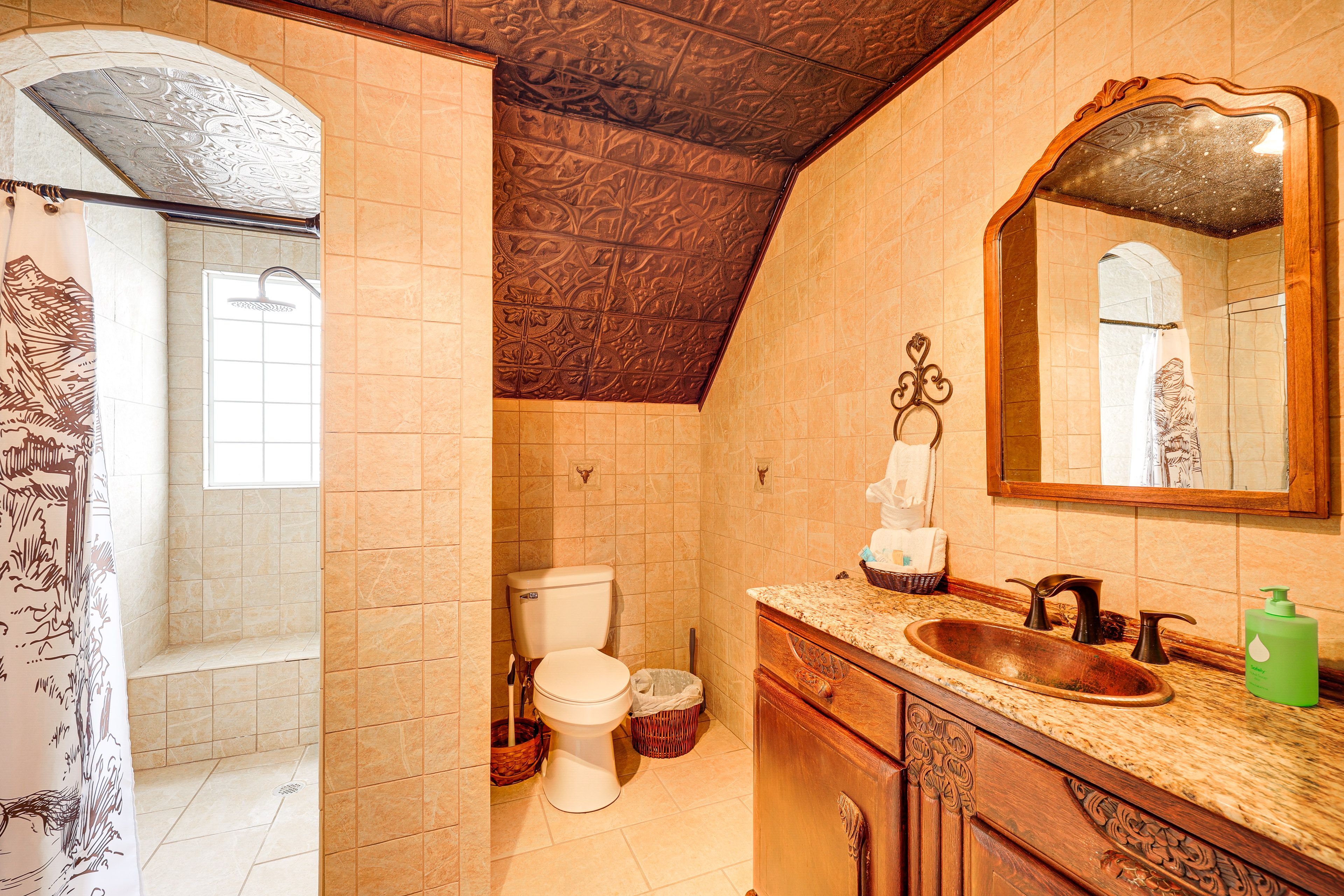 Full Bathroom | Towels Provided | Complimentary Toiletries | 2nd Floor