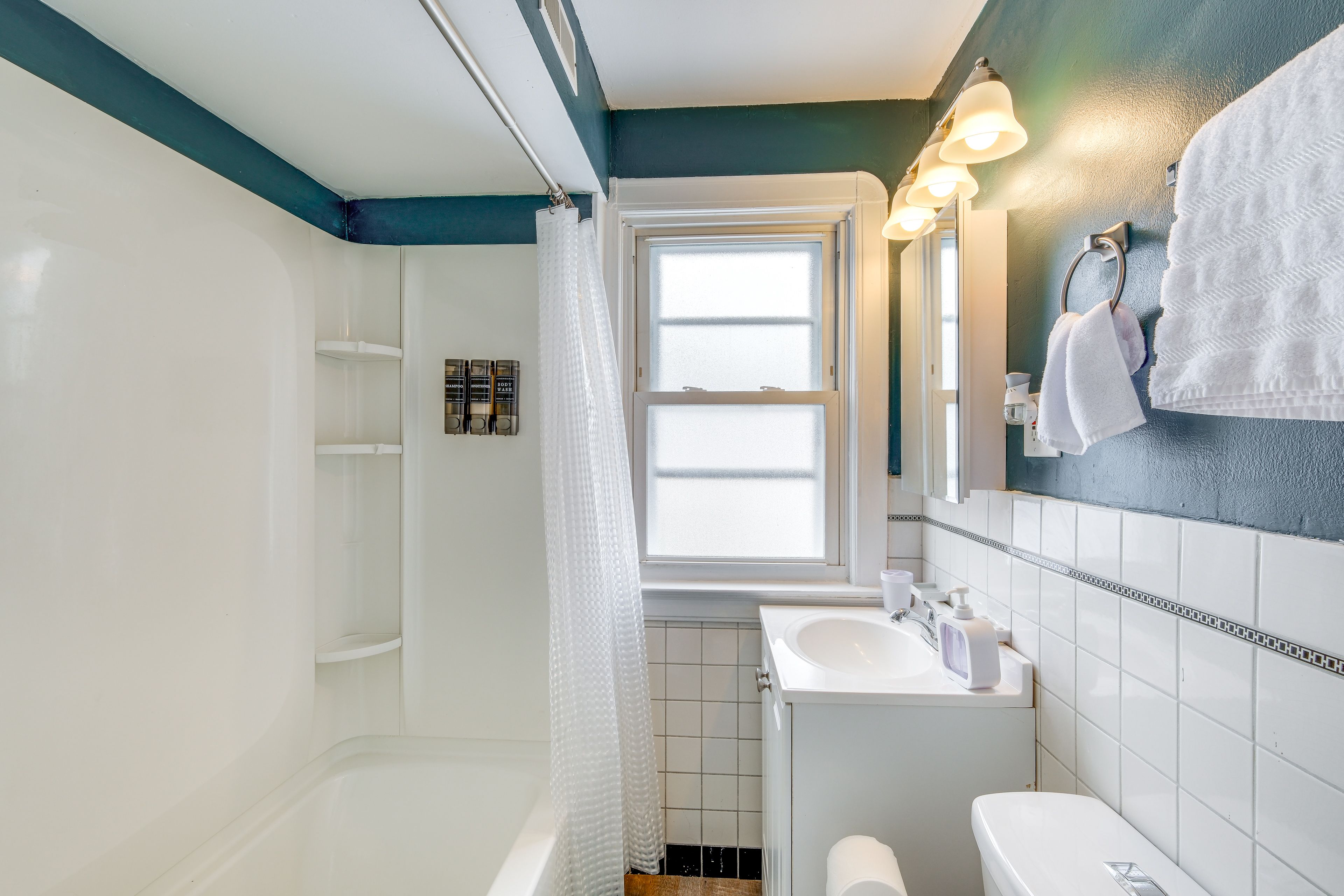 Full Bath | Towels | Hair Dryer | Complimentary Toiletries | Upper Level