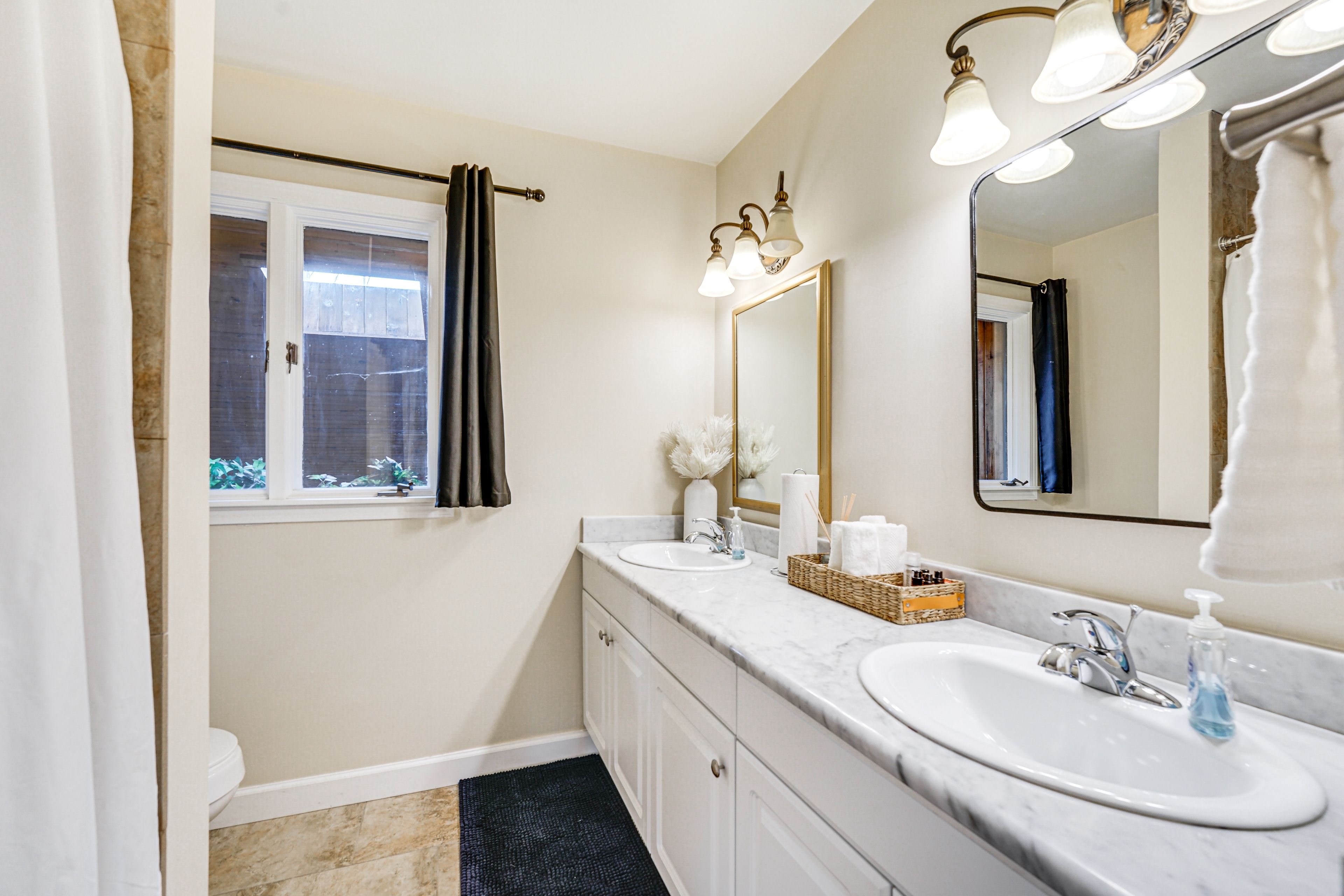 Full Bathroom | Upper Level