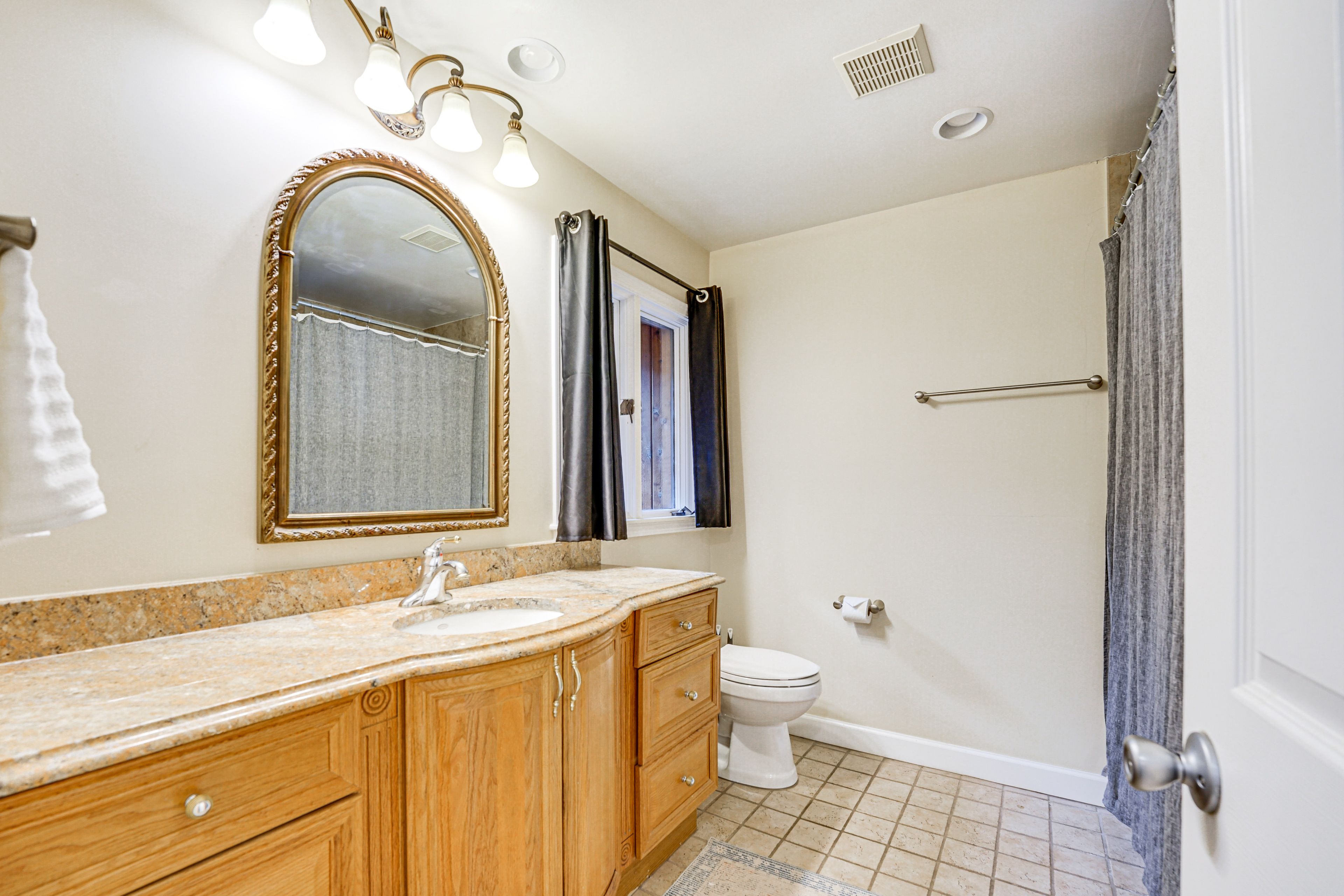 Full Bathroom | Upper Level | Towels Provided