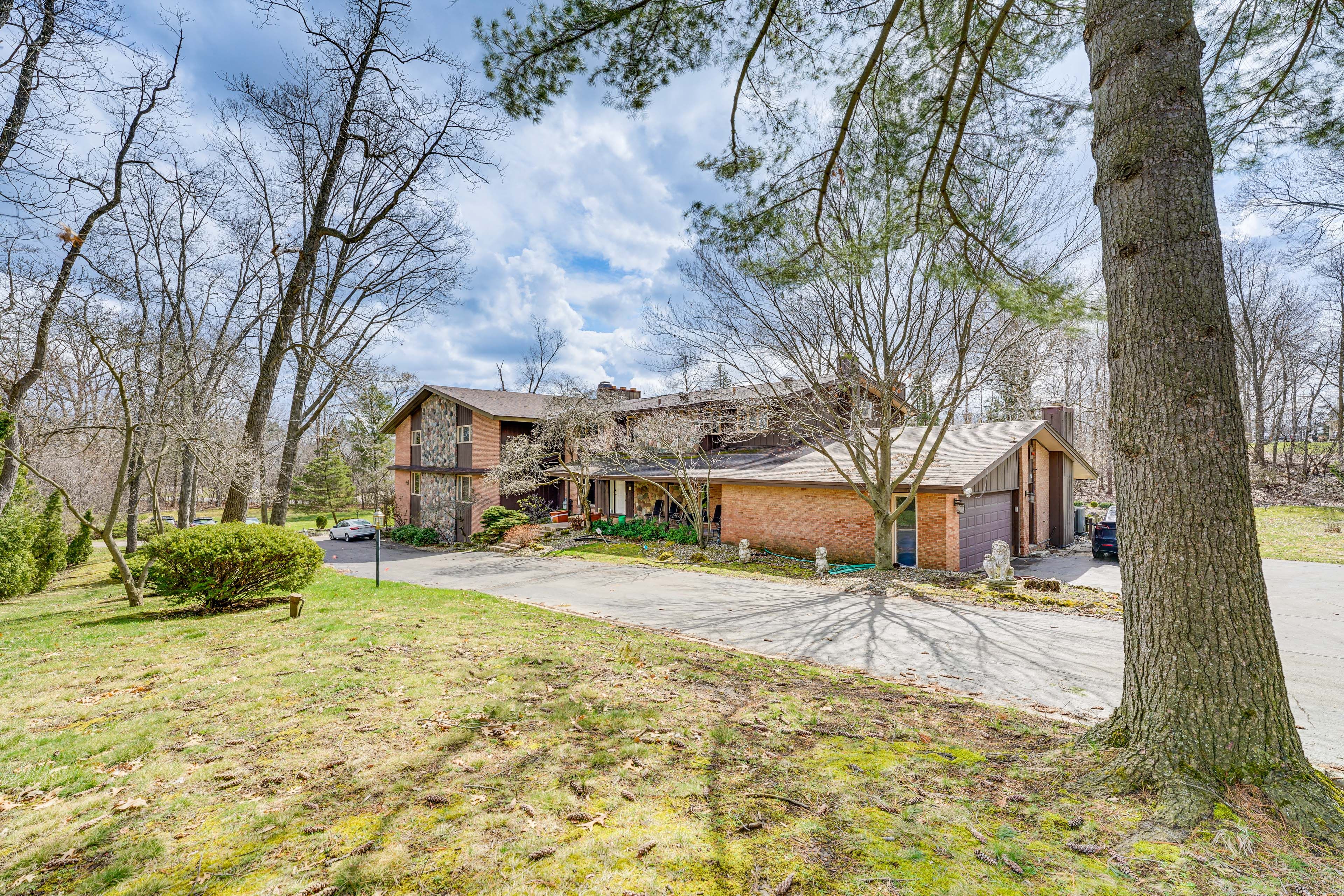 Parking | Driveway (8 Vehicles)