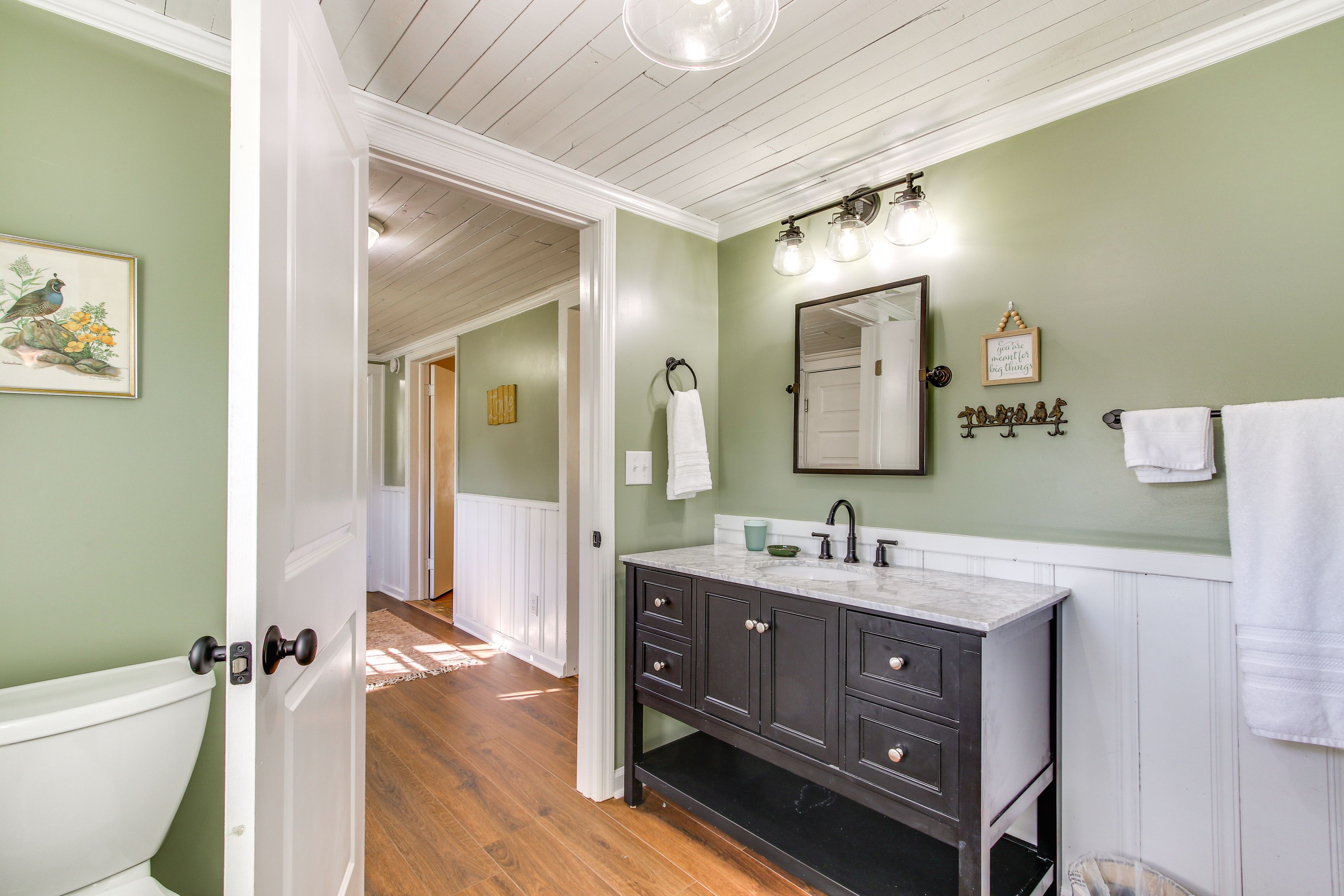 Full Bathroom | Towels Provided | Complimentary Toiletries