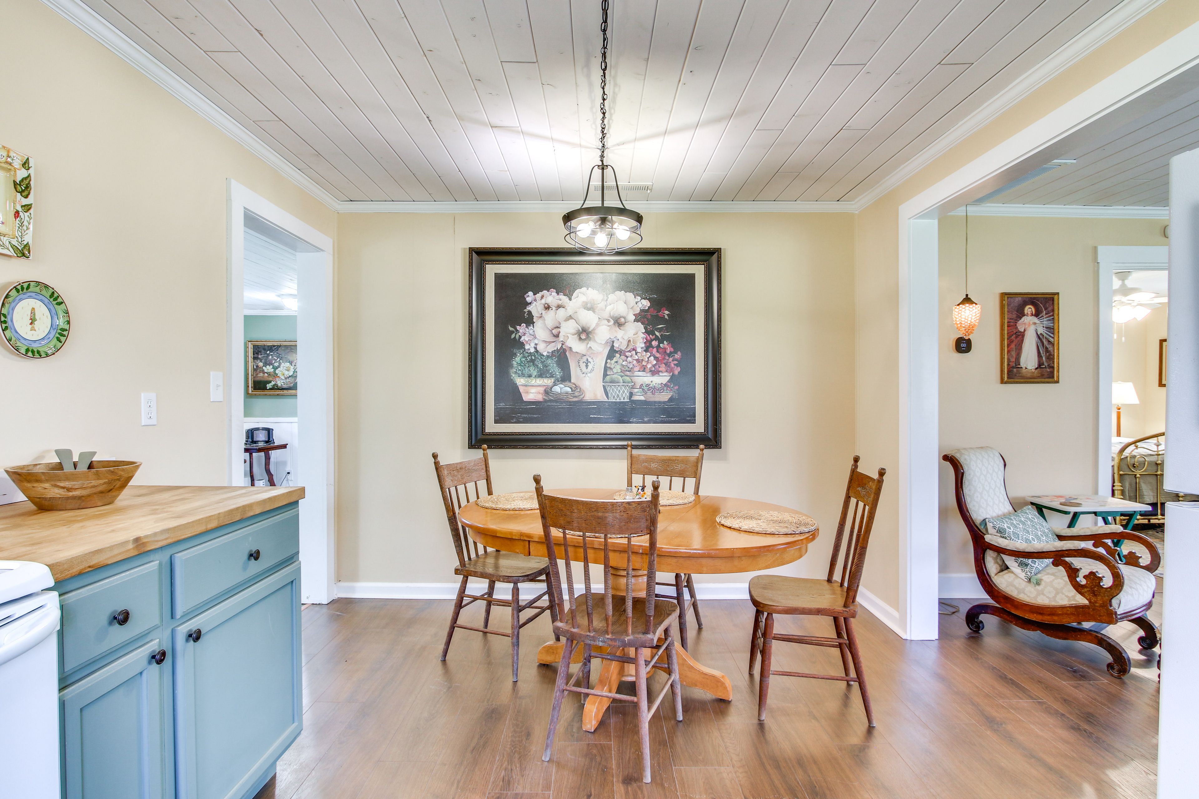 Dining Area | Dishware/Flatware Provided
