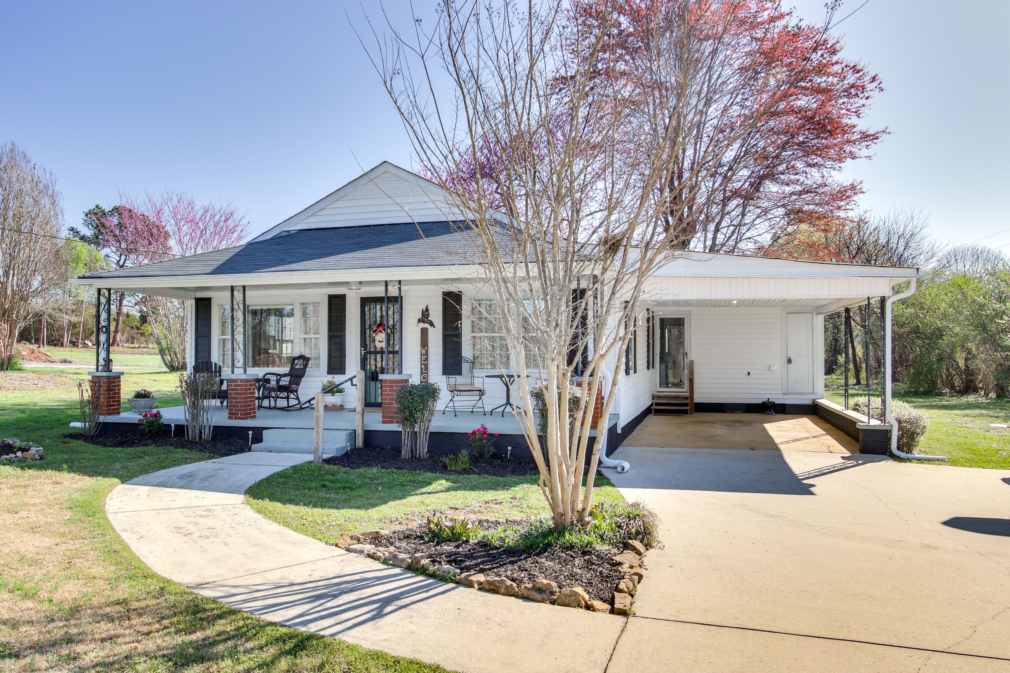 Parking | Carport (1 Vehicle) | Driveway (1 Vehicle) | Trailer Parking Available