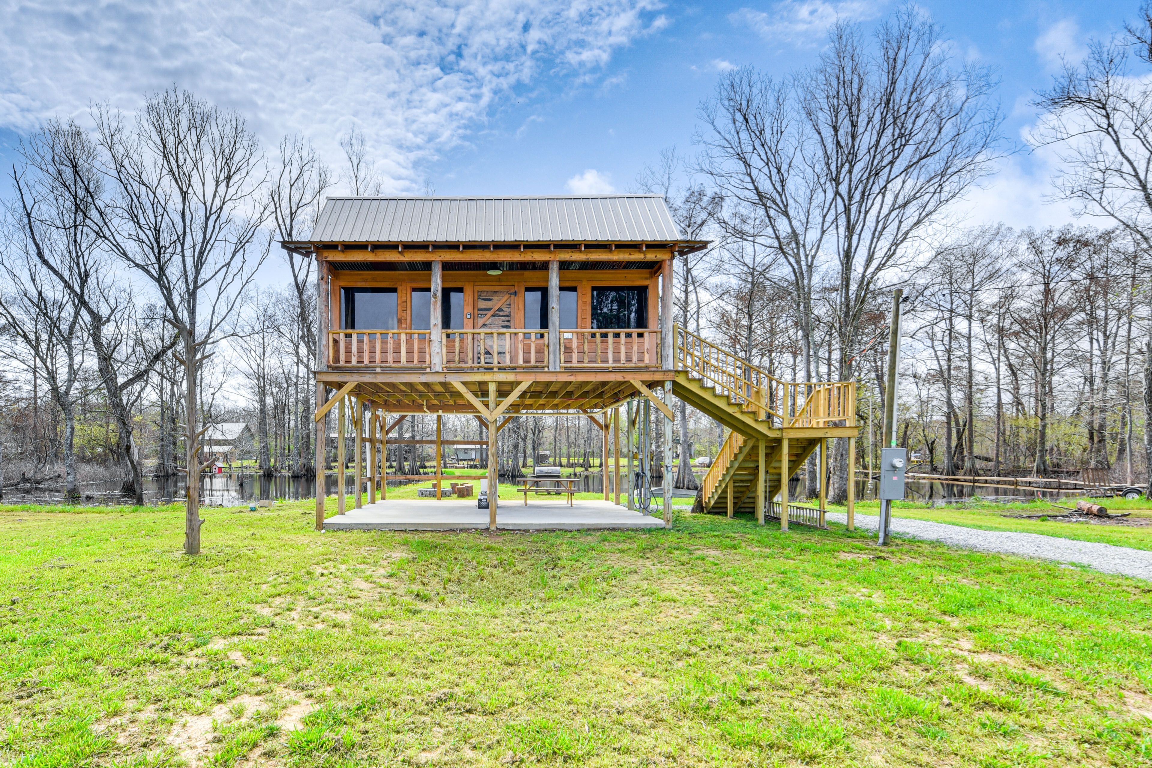 Exterior | Covered Patio | Picnic Table