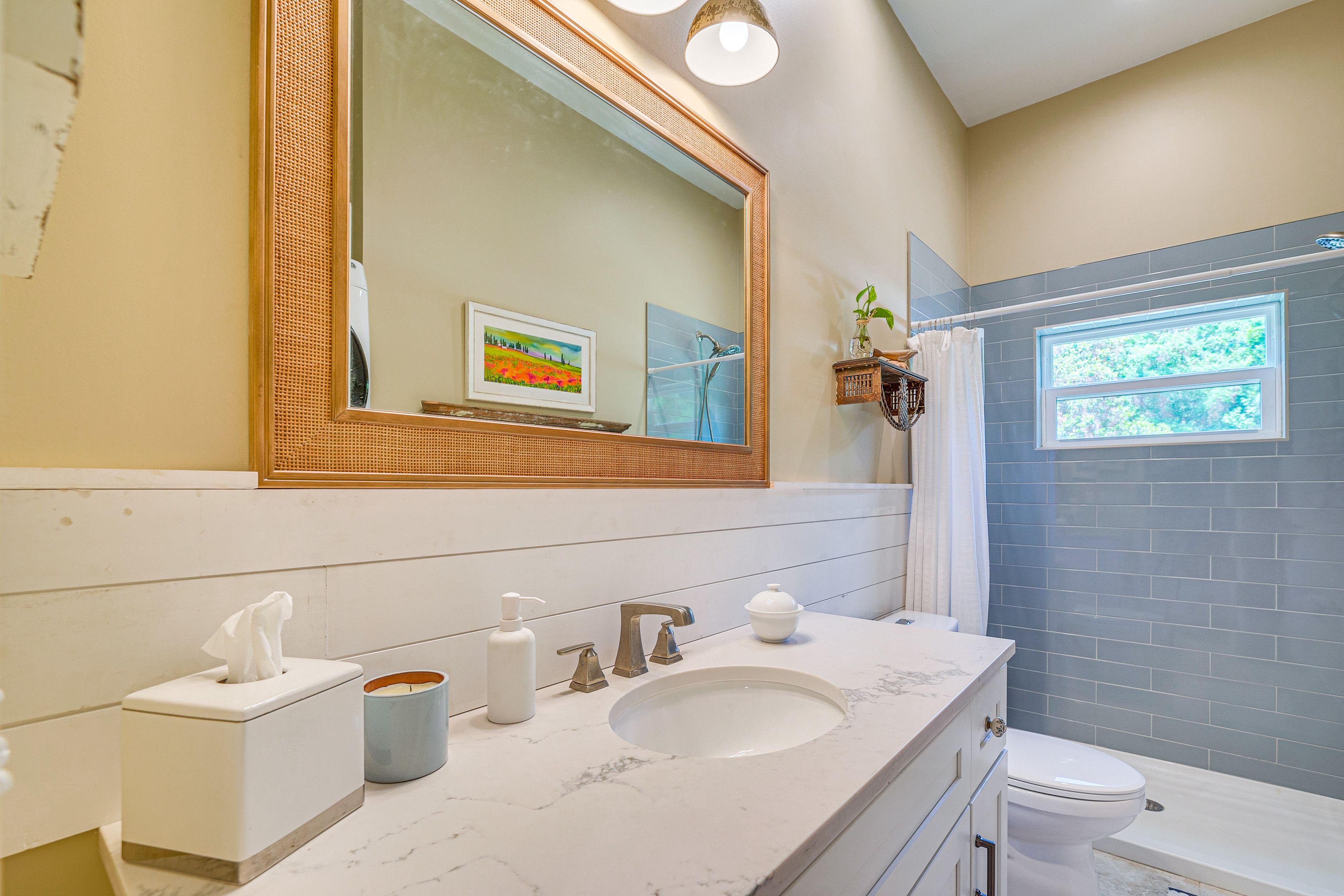 Full Bathroom | Towels Provided