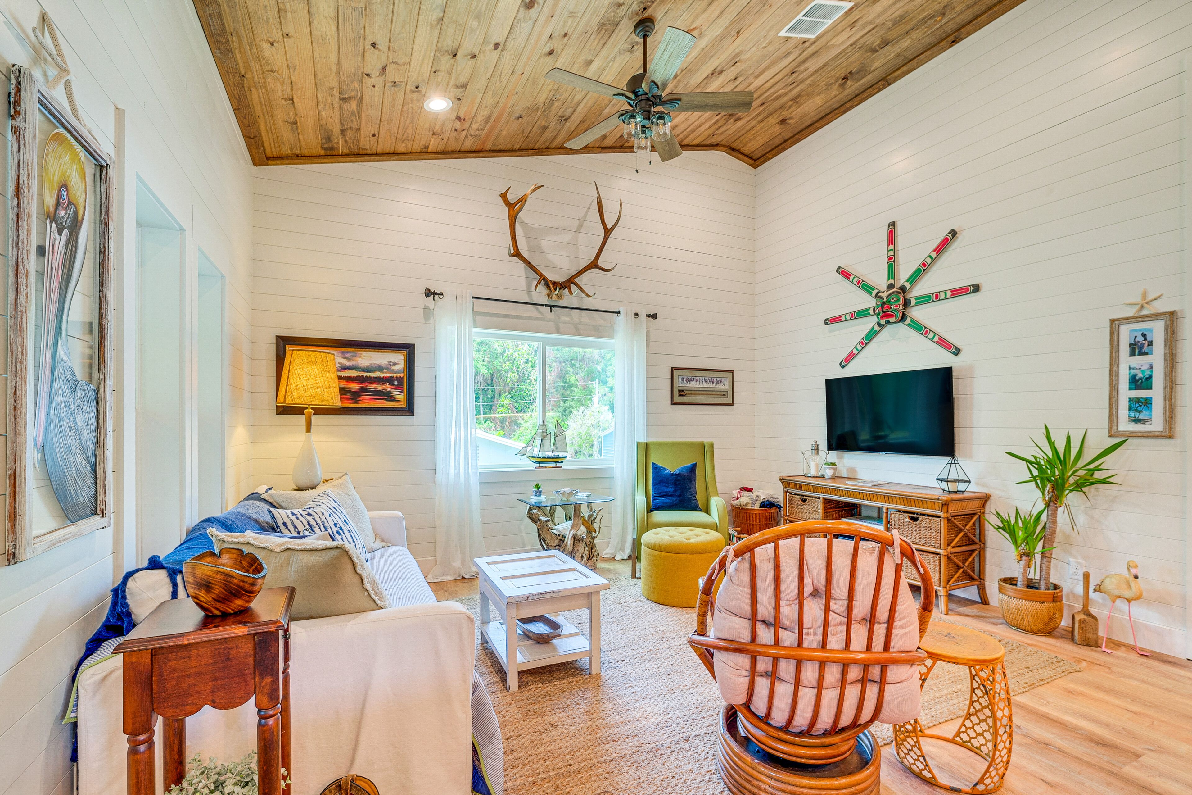 Living Room | Smart TV | Free WiFi | Central A/C & Heating