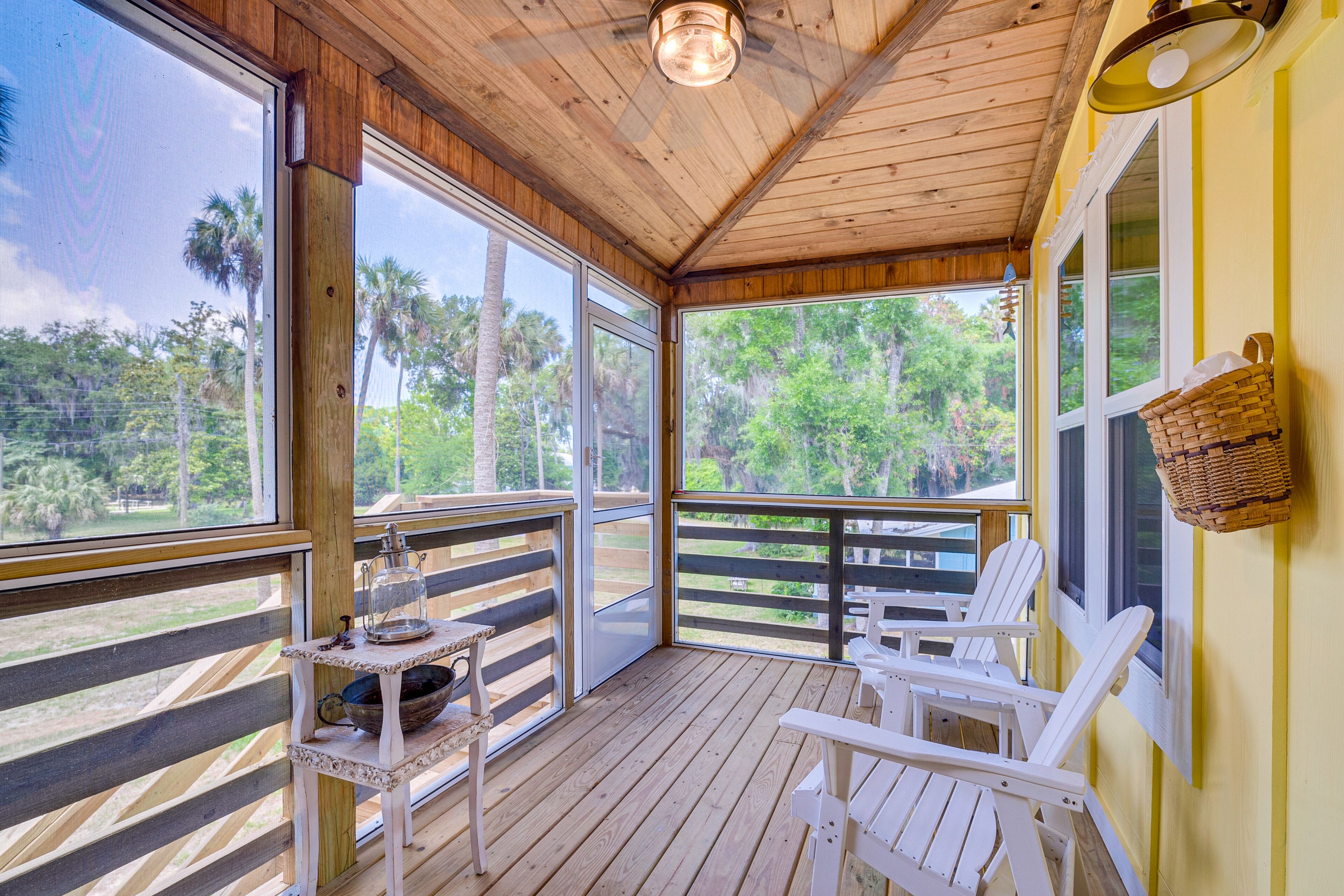 Screened Balcony w/ Seating
