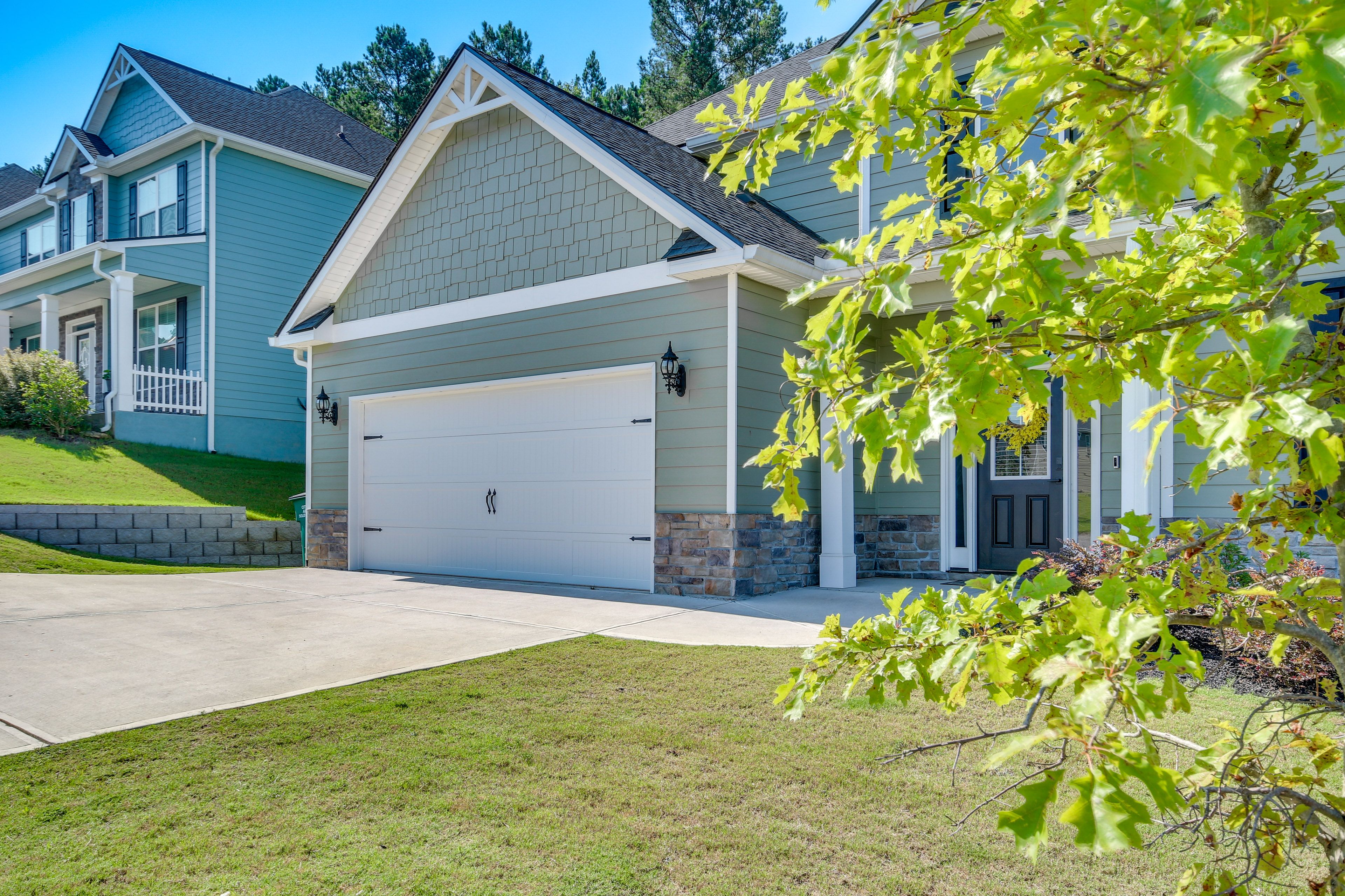 Property Exterior | Driveway (4 Vehicles)
