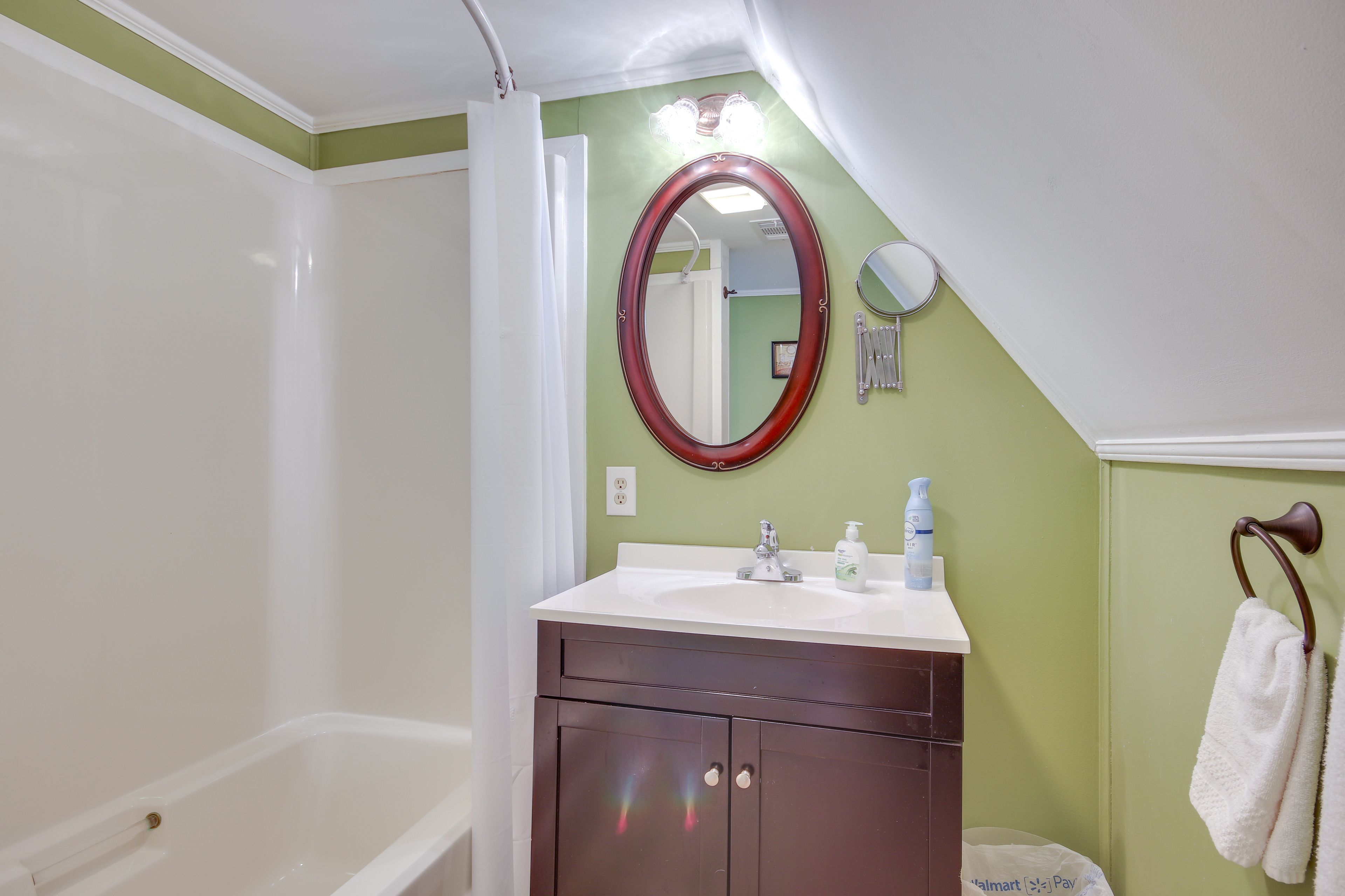 Full Bathroom | Complimentary Toiletries