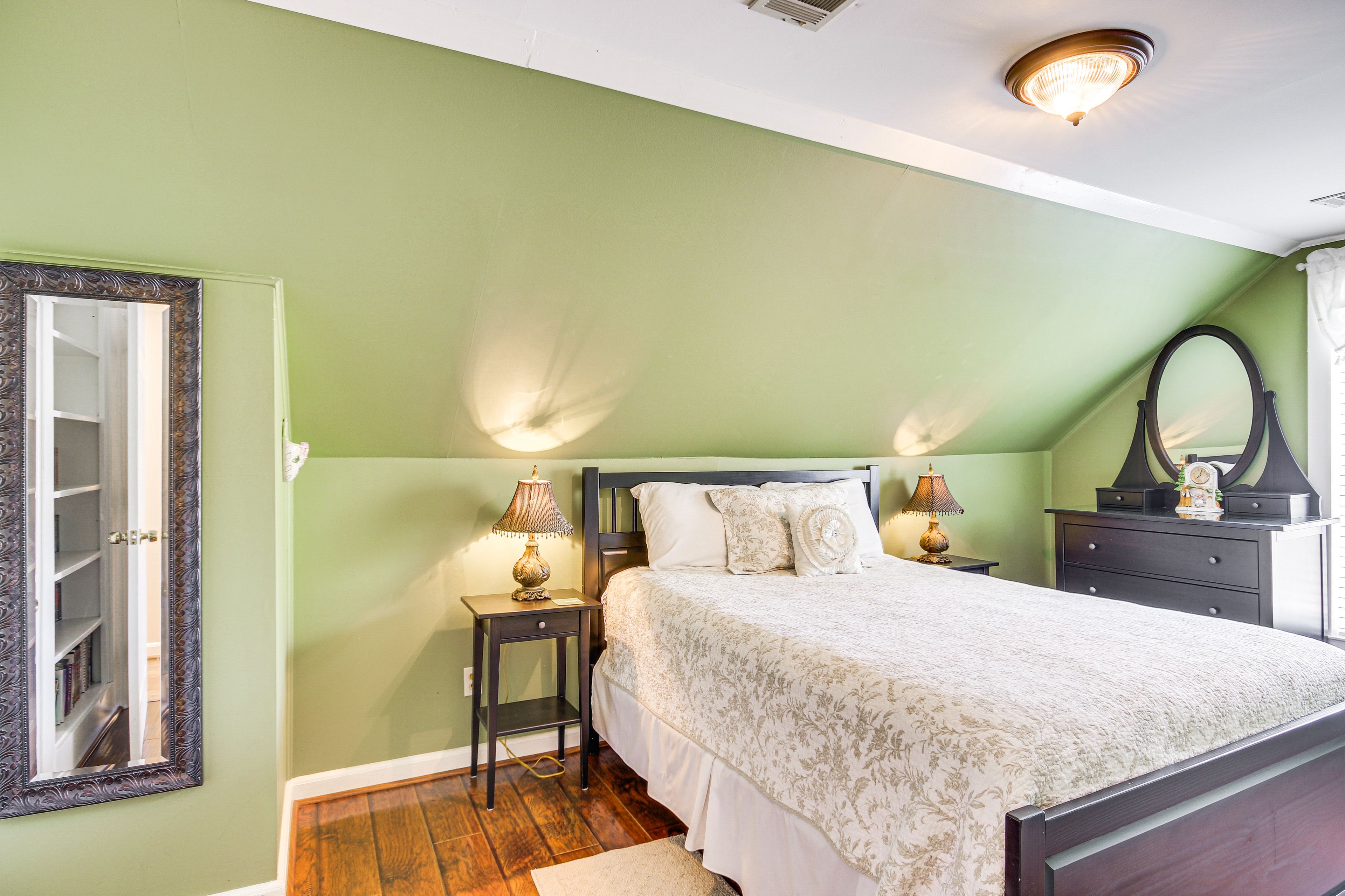 Bedroom 2 | Queen Bed
