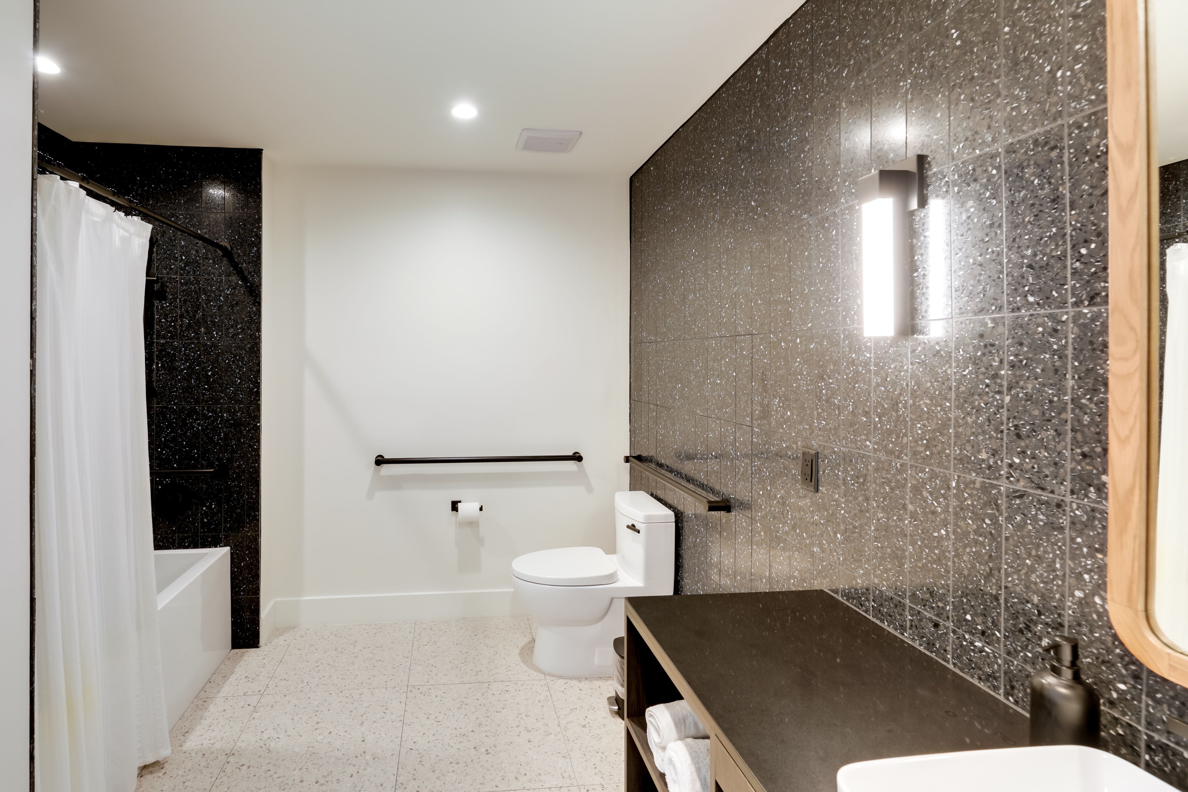 Full Bathroom | Towels Provided | Complimentary Toiletries