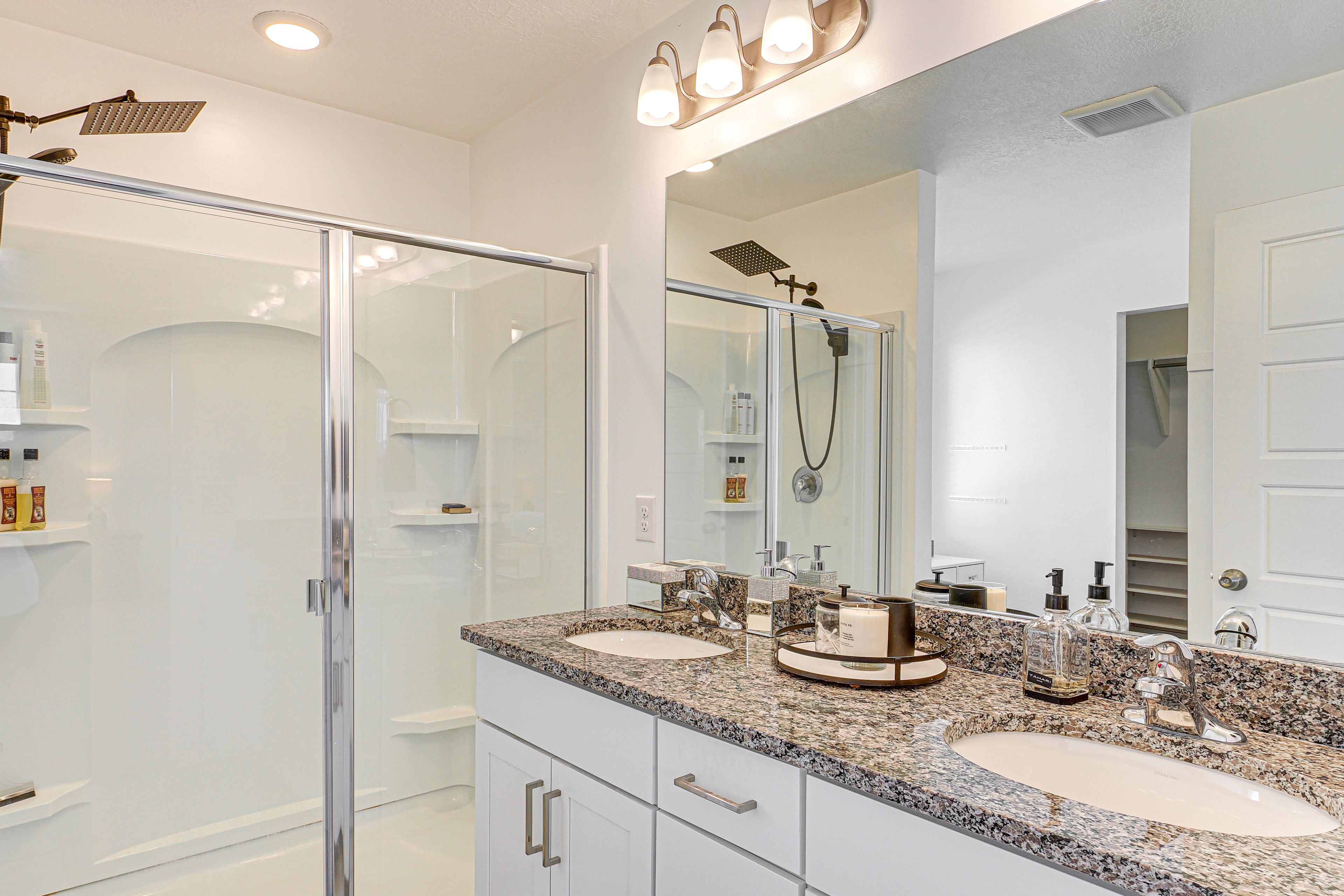 Full Bathroom | Towels Provided | Complimentary Toiletries | 2nd Floor