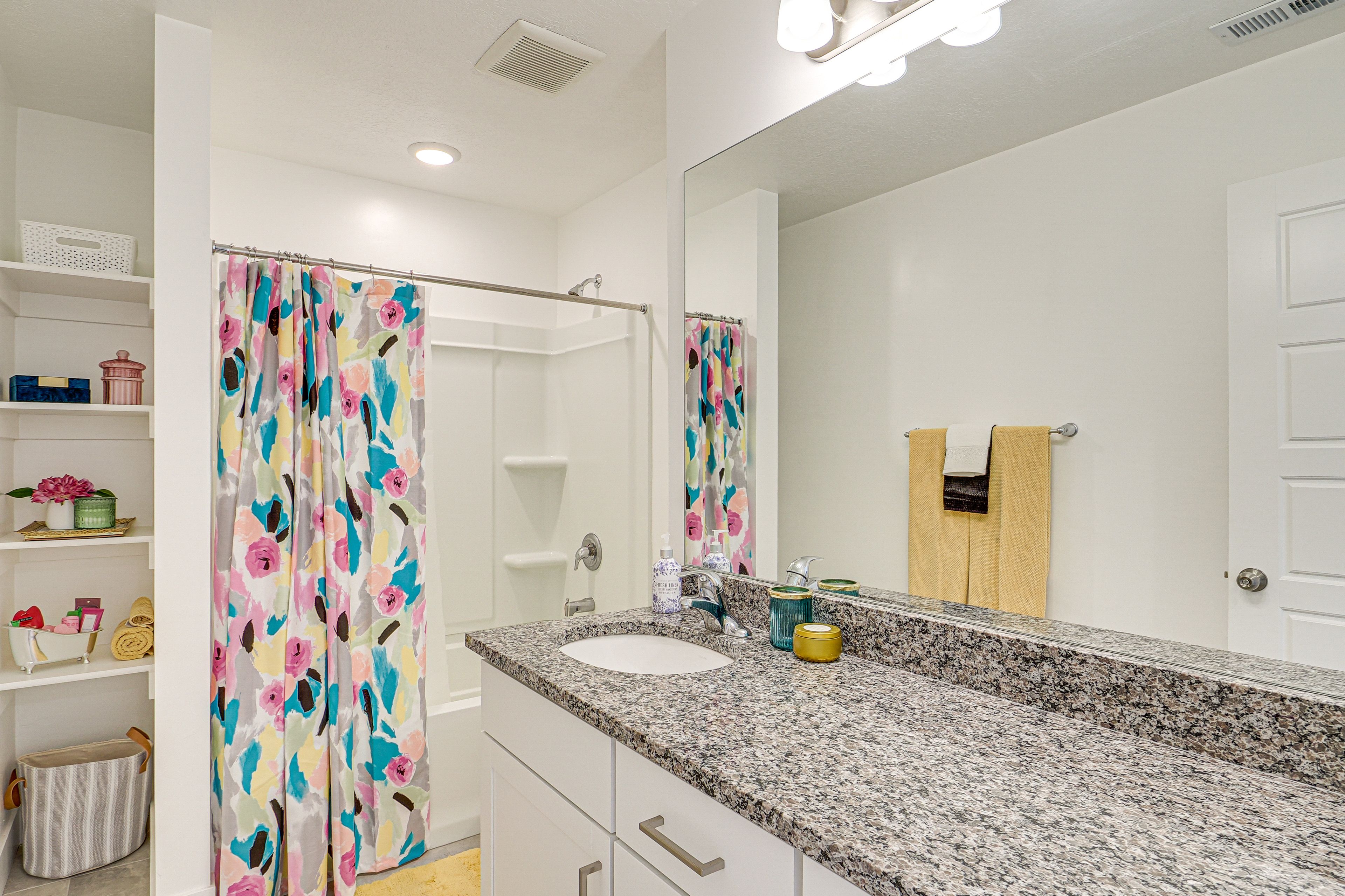 Full Bathroom | 2nd Floor