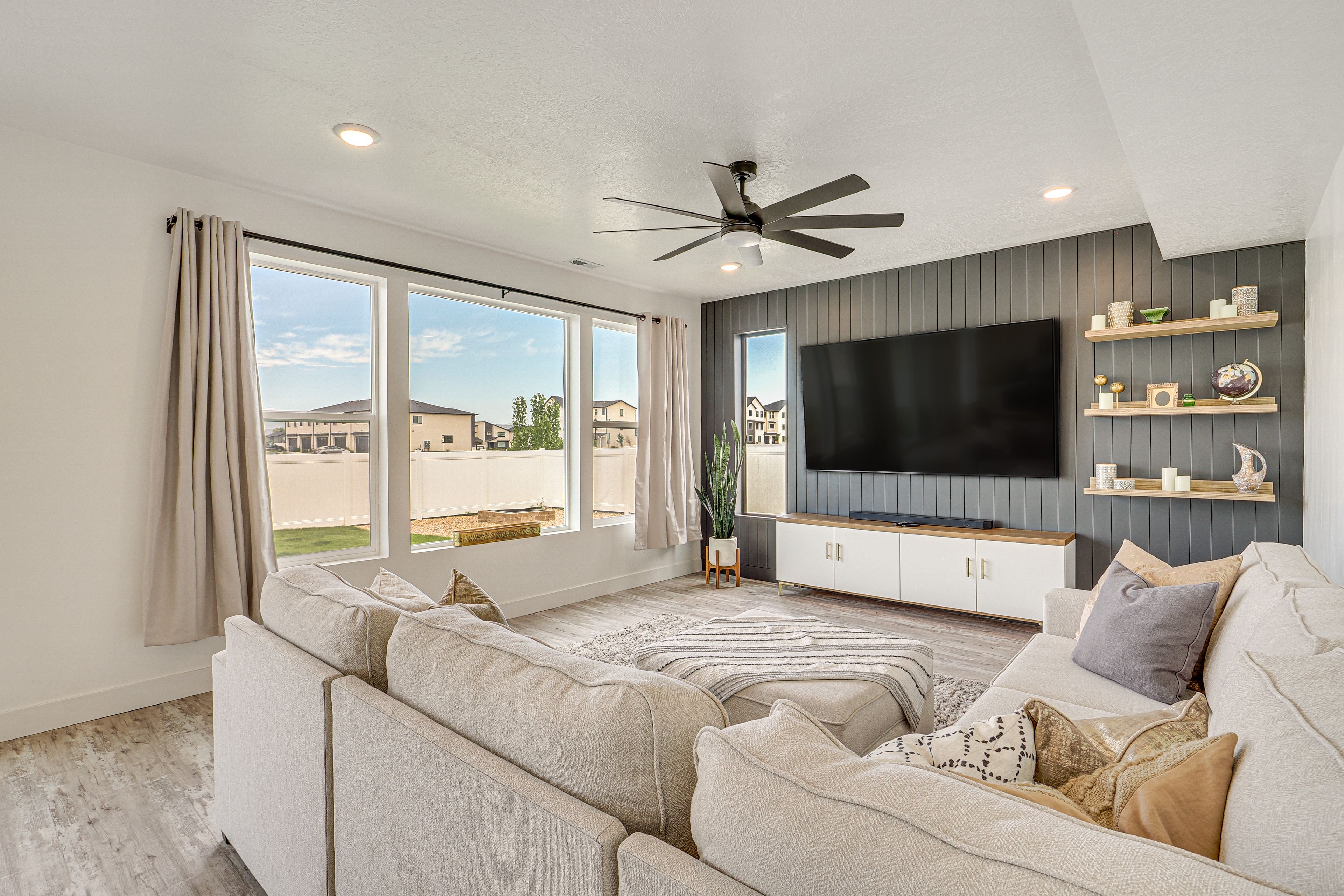 Living Room | Free WiFi | Smart TV | 1st Floor