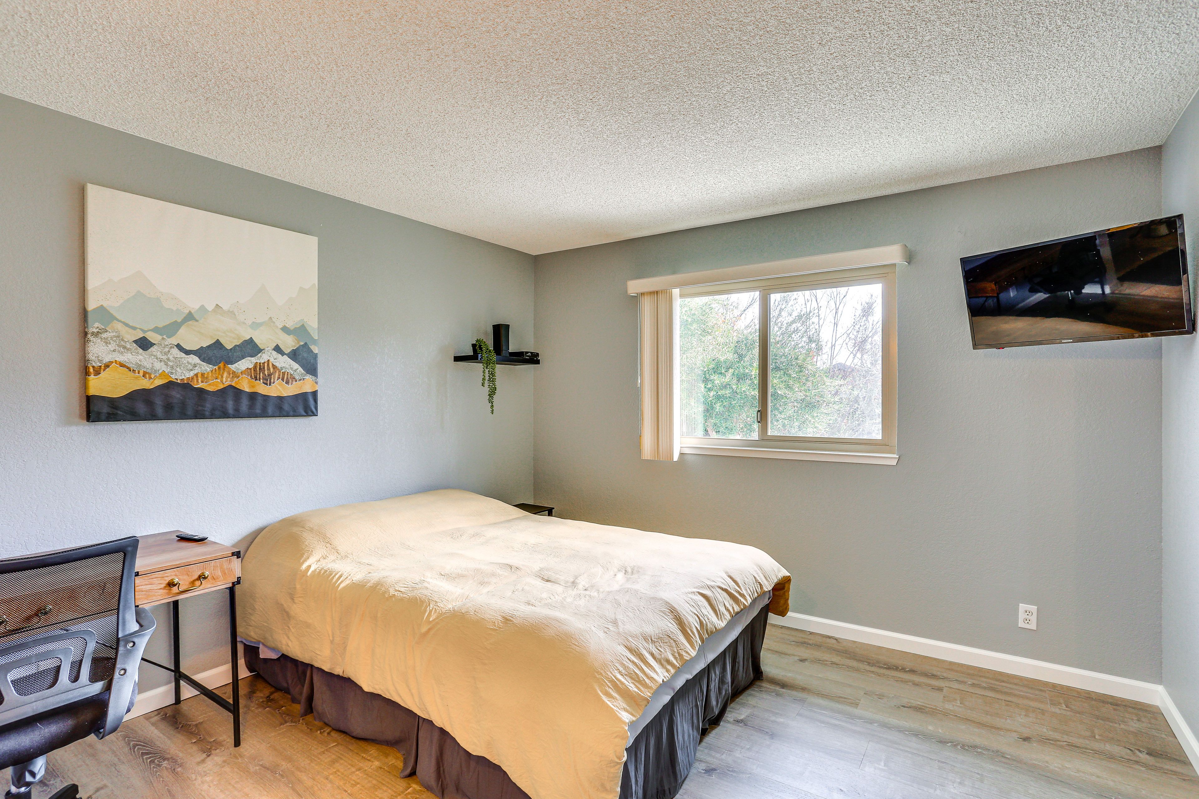 Bedroom 1 | Queen Bed | Desk