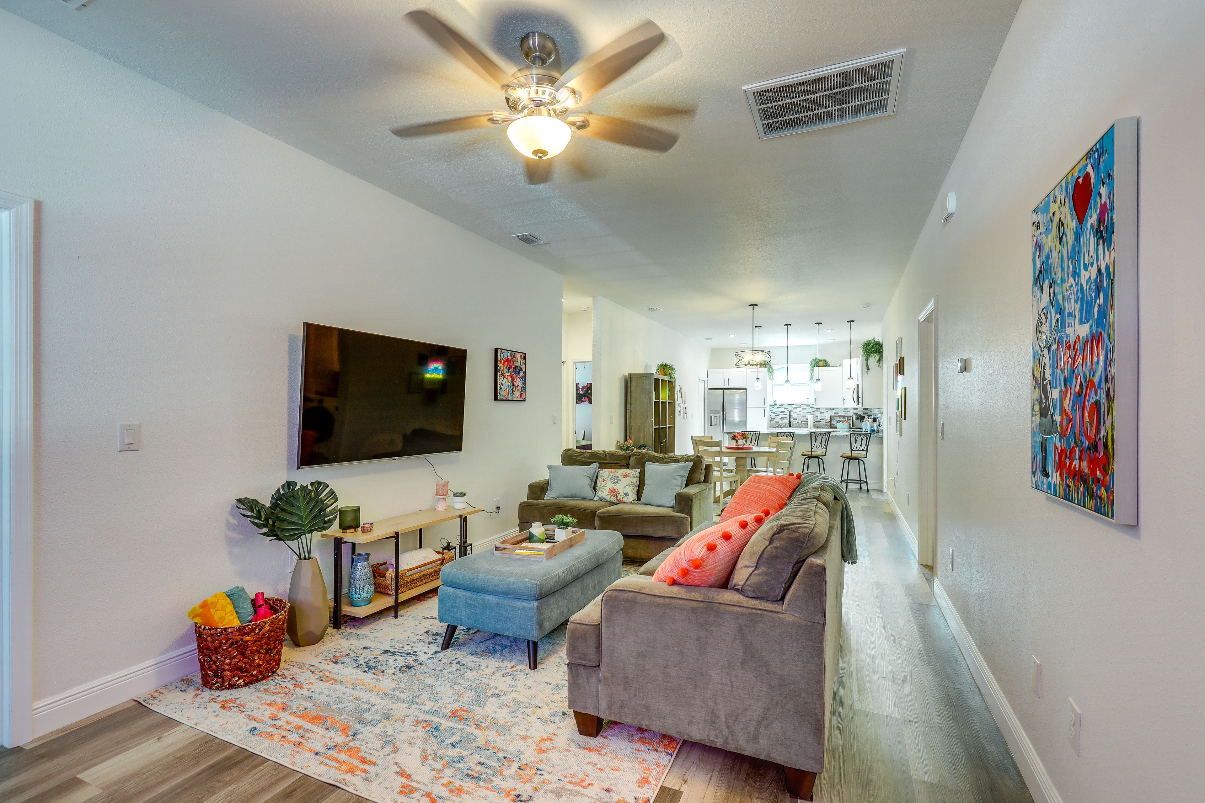 Living Room | Free WiFi | Smart TV