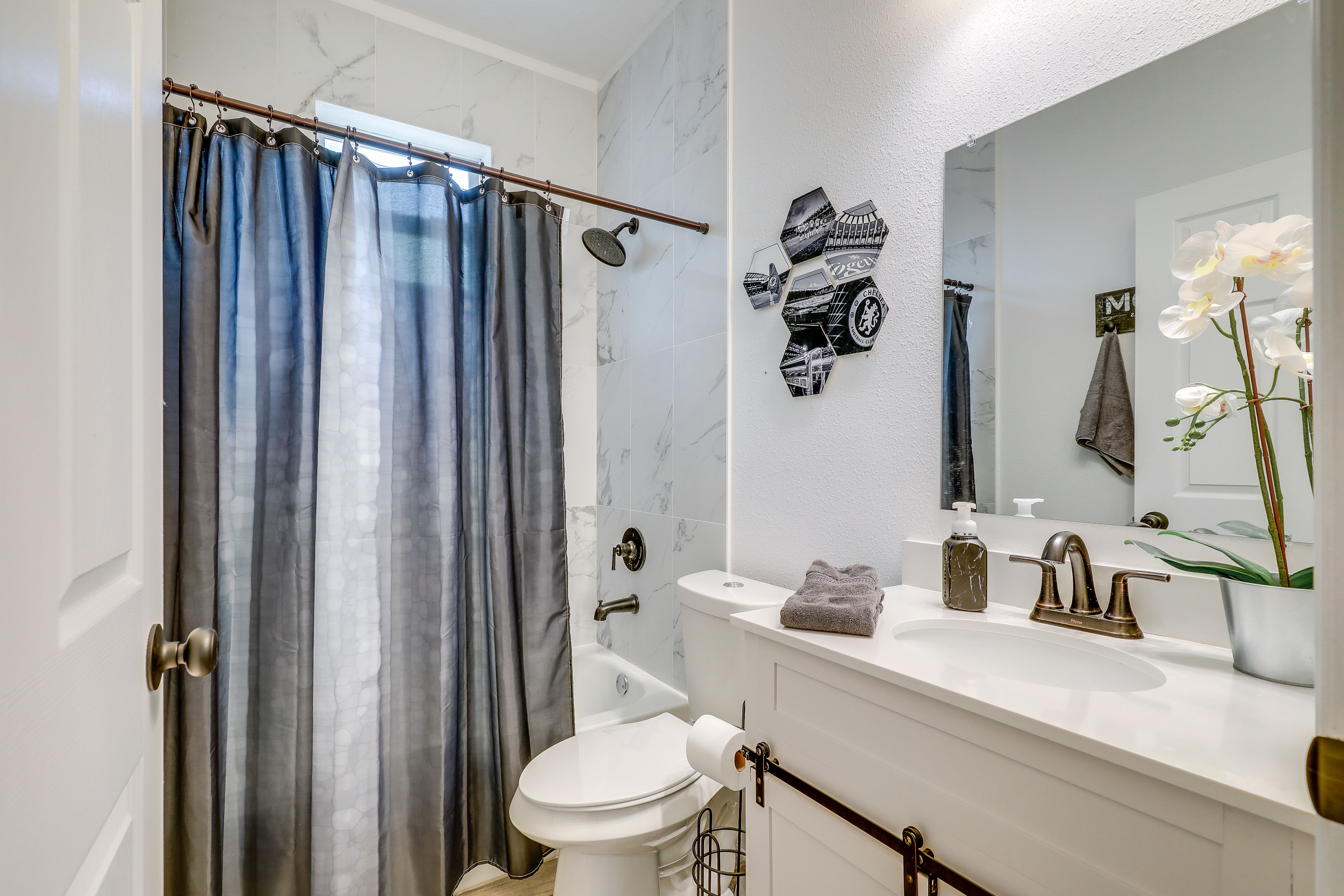 Full Bathroom | Shower/Tub Combo