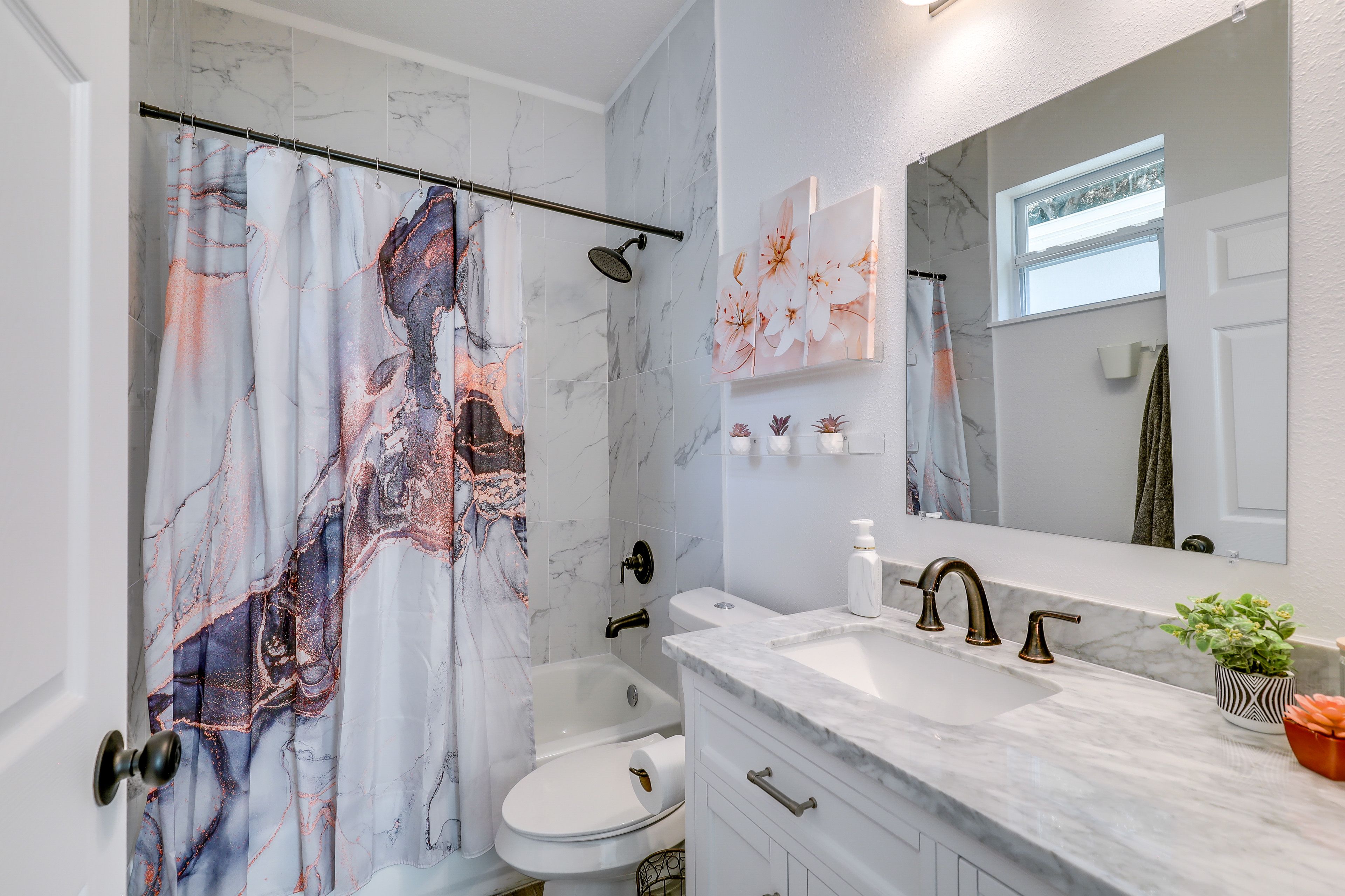 En-Suite Bathroom | Shower/Tub Combo