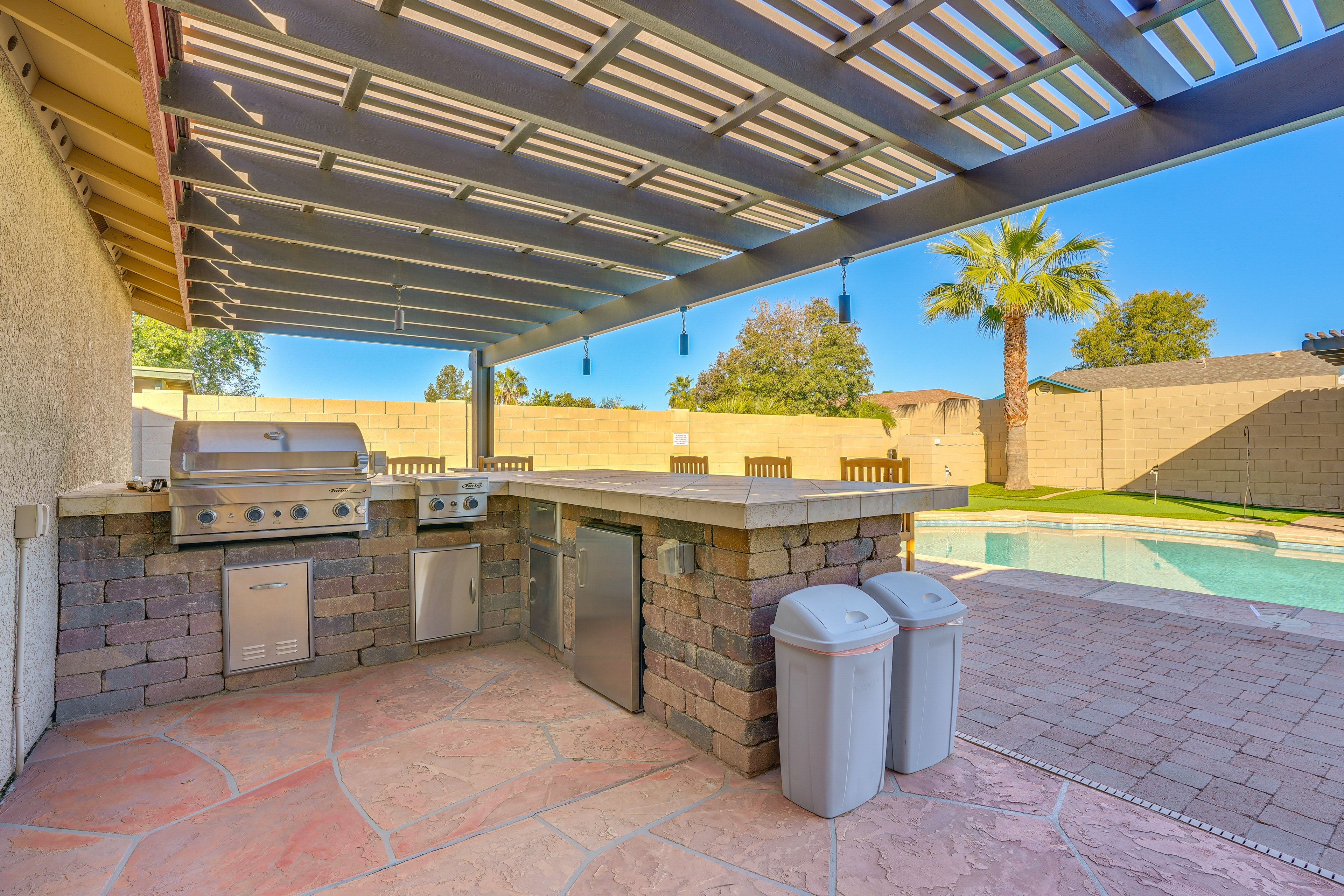 Gas Grill | Outdoor Kitchen | Dining Area