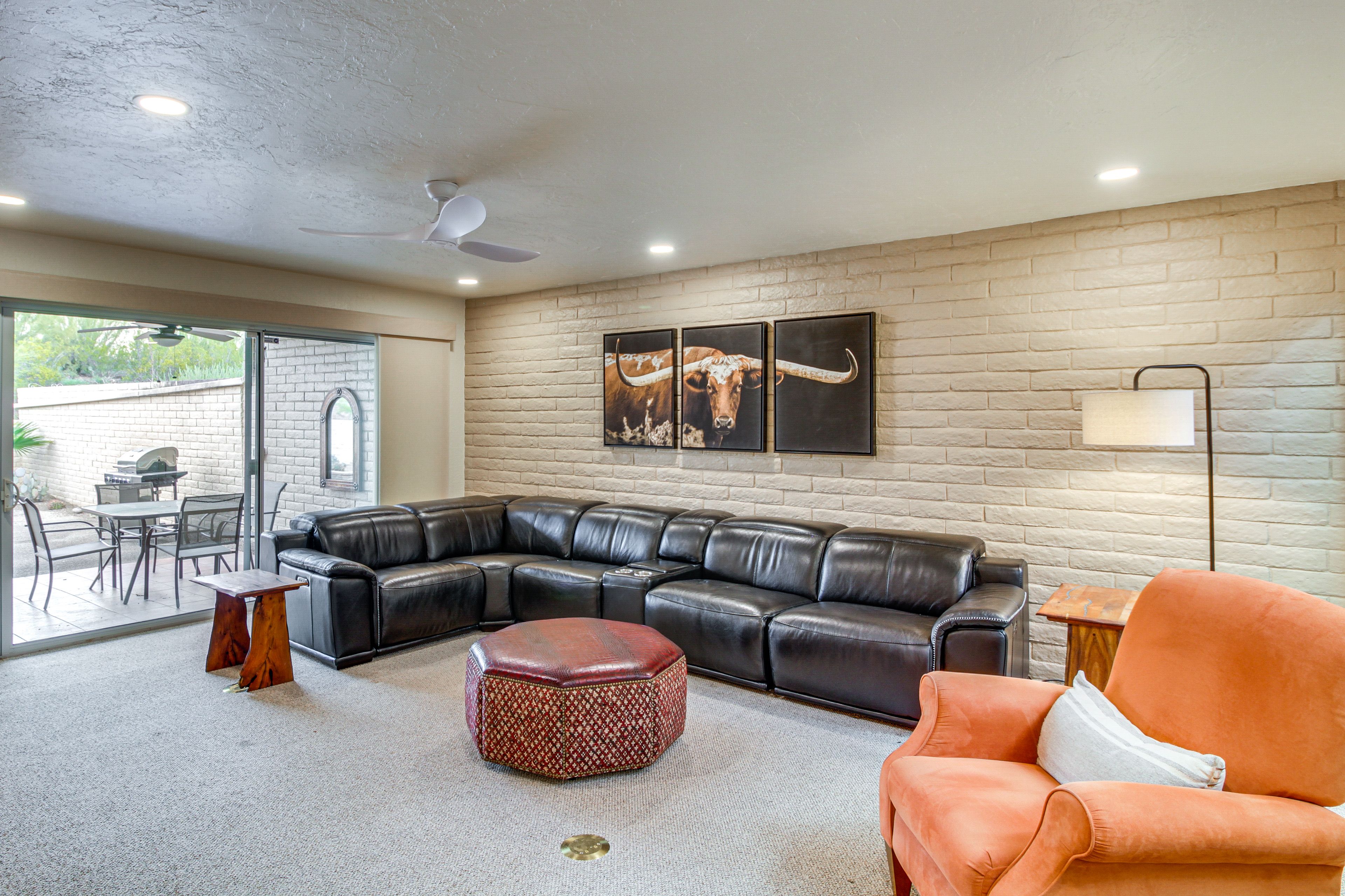 Living Room | Free WiFi | Smart TV | Fireplace (Decorative Only)