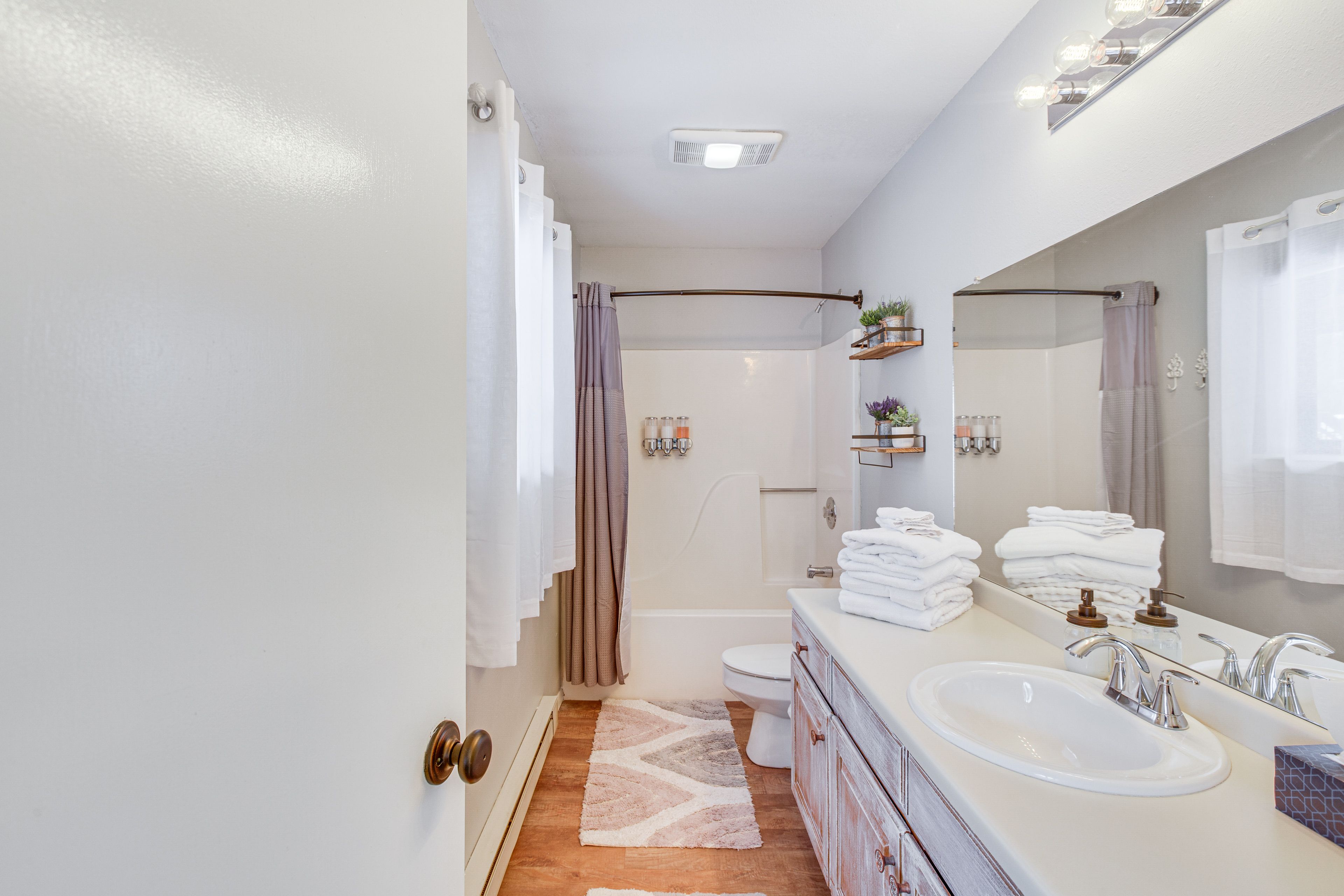 En-Suite Bathroom | Towels Provided