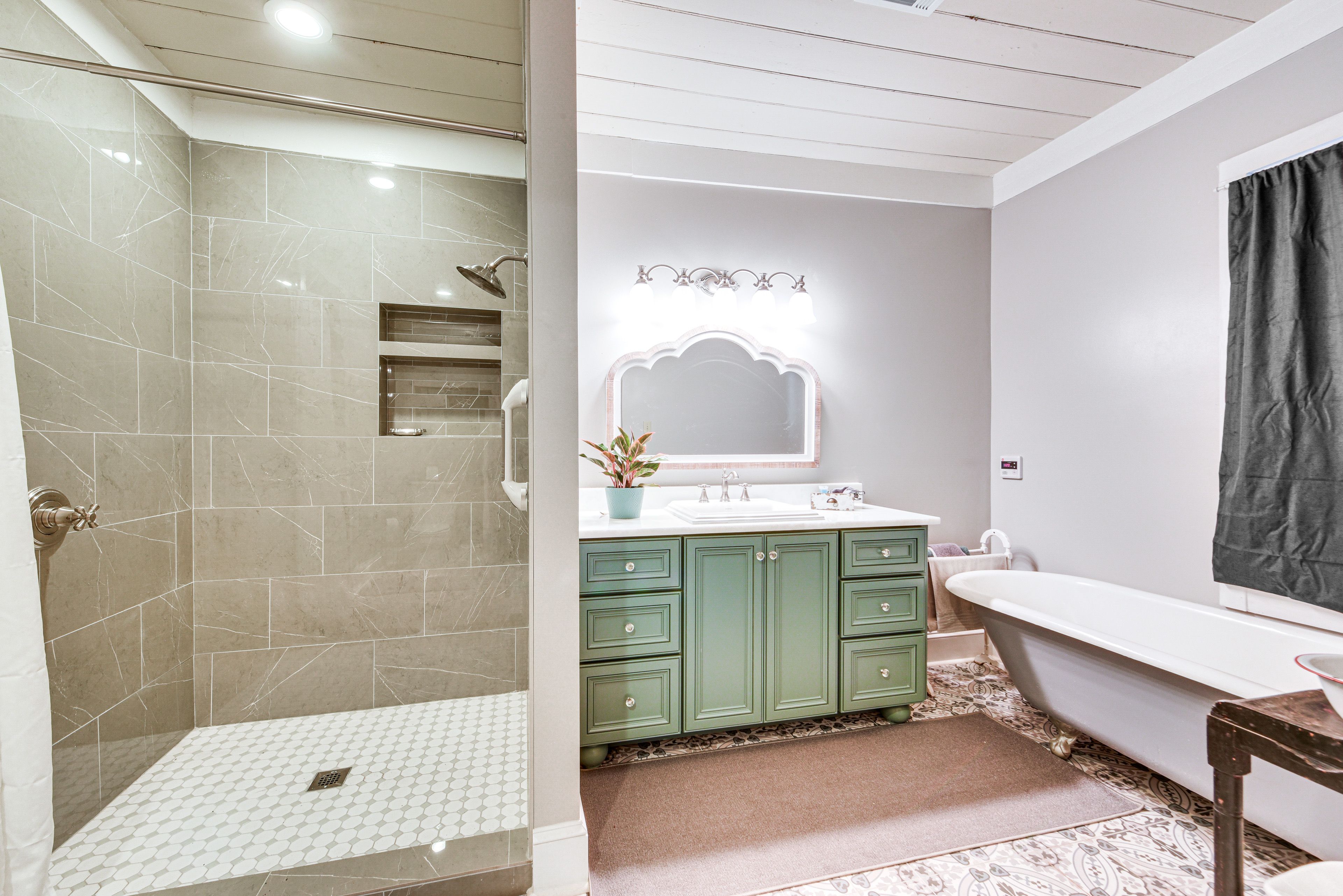 Full Bathroom | 1st Floor