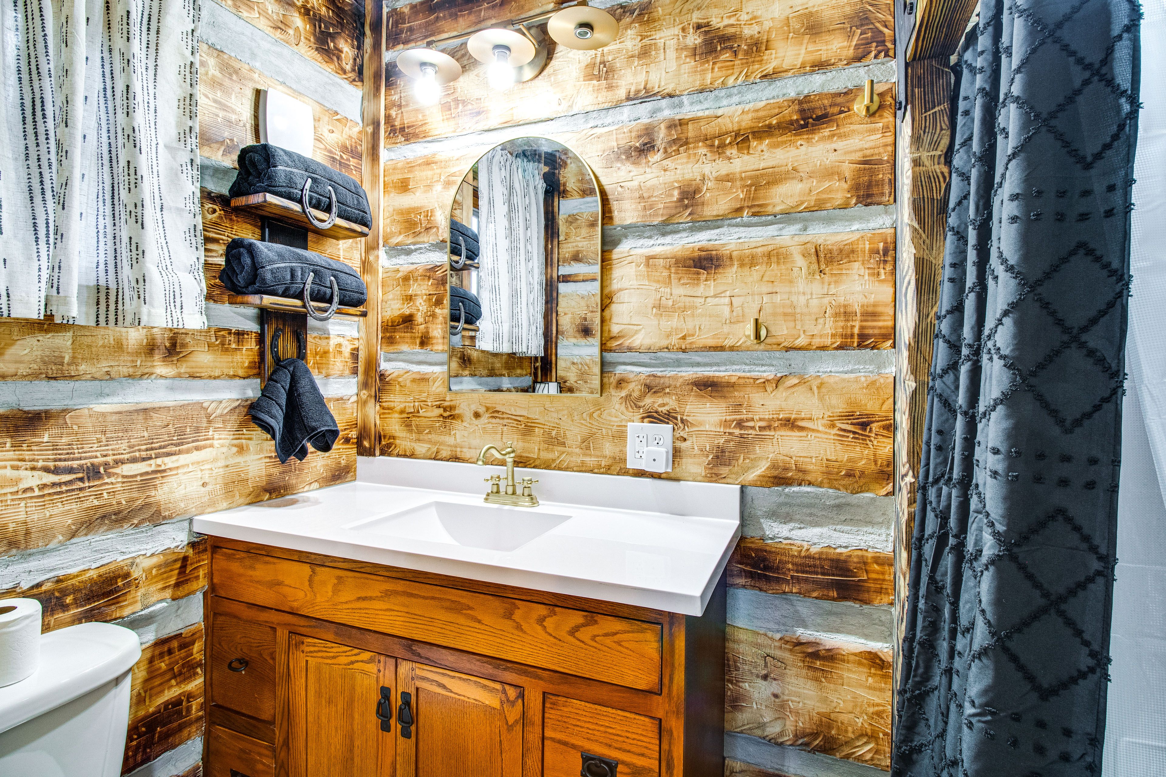 Full Bathroom | Towels Provided | Complimentary Toiletries | Hair Dryer