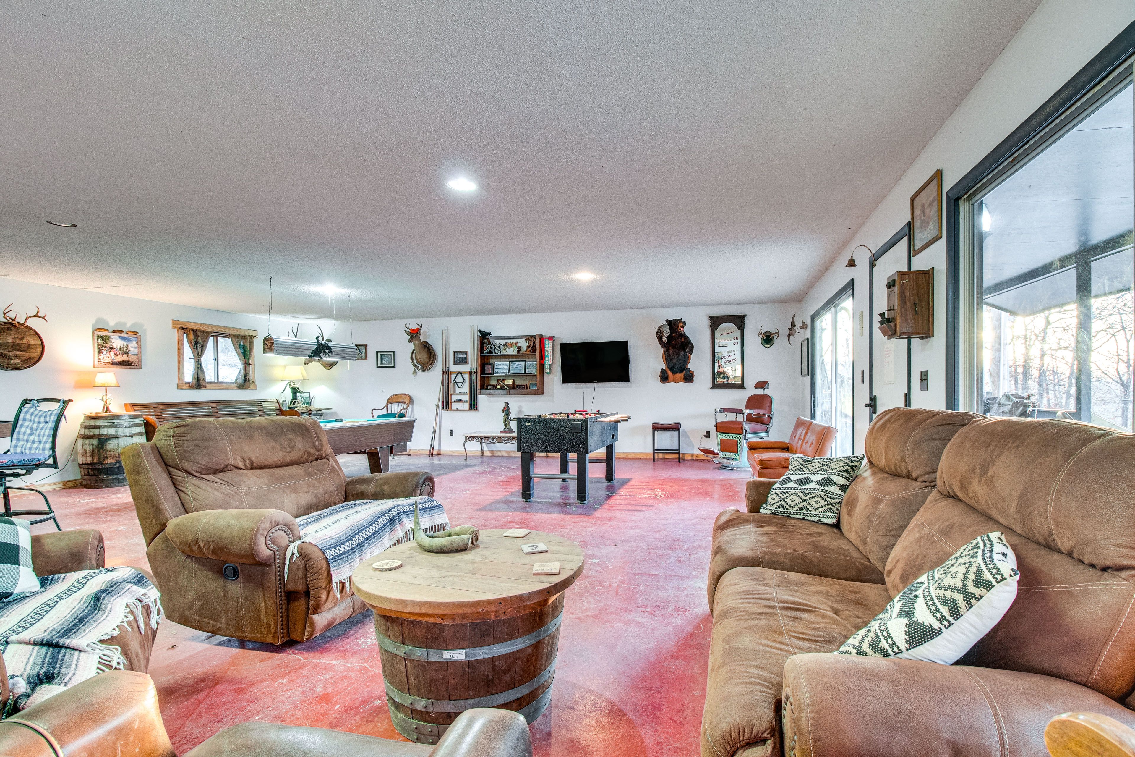Community Game Room | Pool Table | Shuffleboard | Foosball Table | Bar