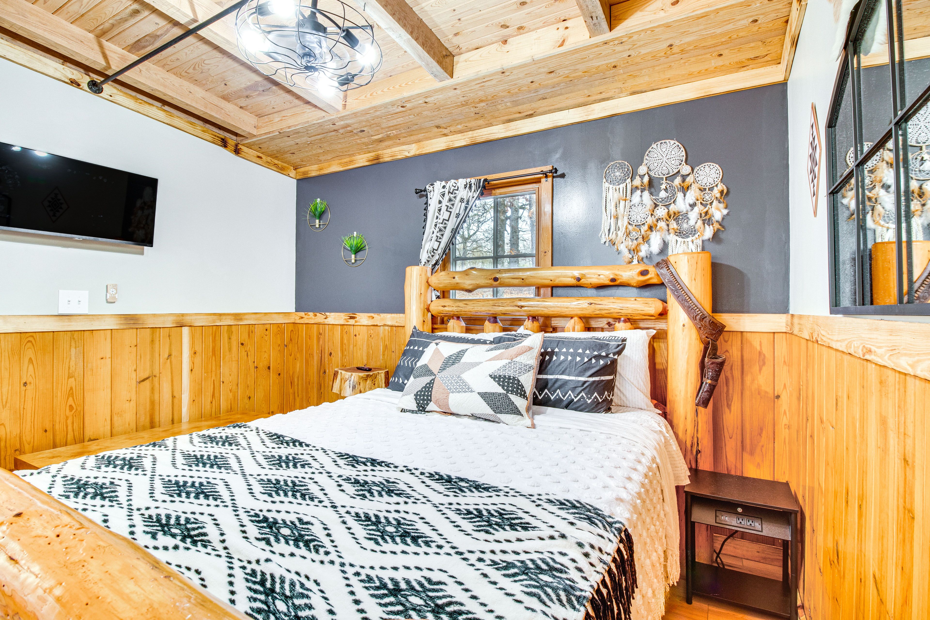 Studio | Queen Bed | Linens Provided | Hangers