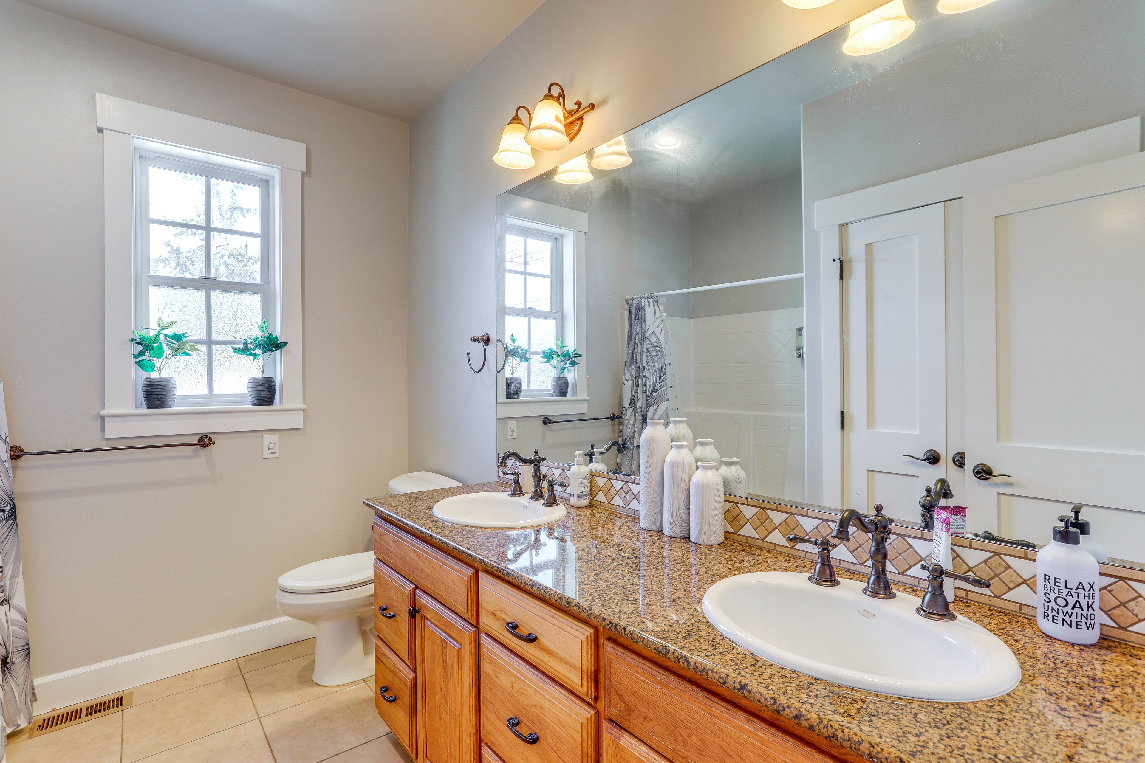 Full Bathroom | 2nd Floor | Shower/Tub Combo